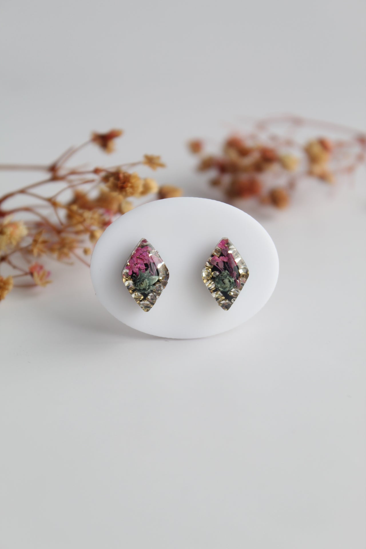 Diamond Shaped Inlaid himalayan daisy (gray) and Queen Anne’s Lace (dark pink) Dry flowers Pendant Set