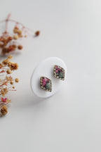 Diamond Shaped Inlaid himalayan daisy (gray) and Queen Anne’s Lace (dark pink) Dry flowers Pendant Set