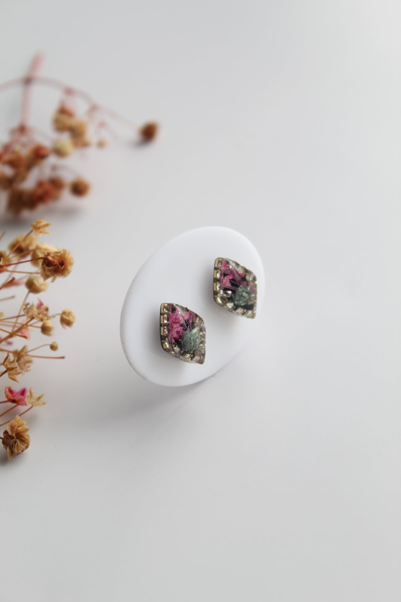 Diamond Shaped Inlaid himalayan daisy (gray) and Queen Anne’s Lace (dark pink) Dry flowers Pendant Set