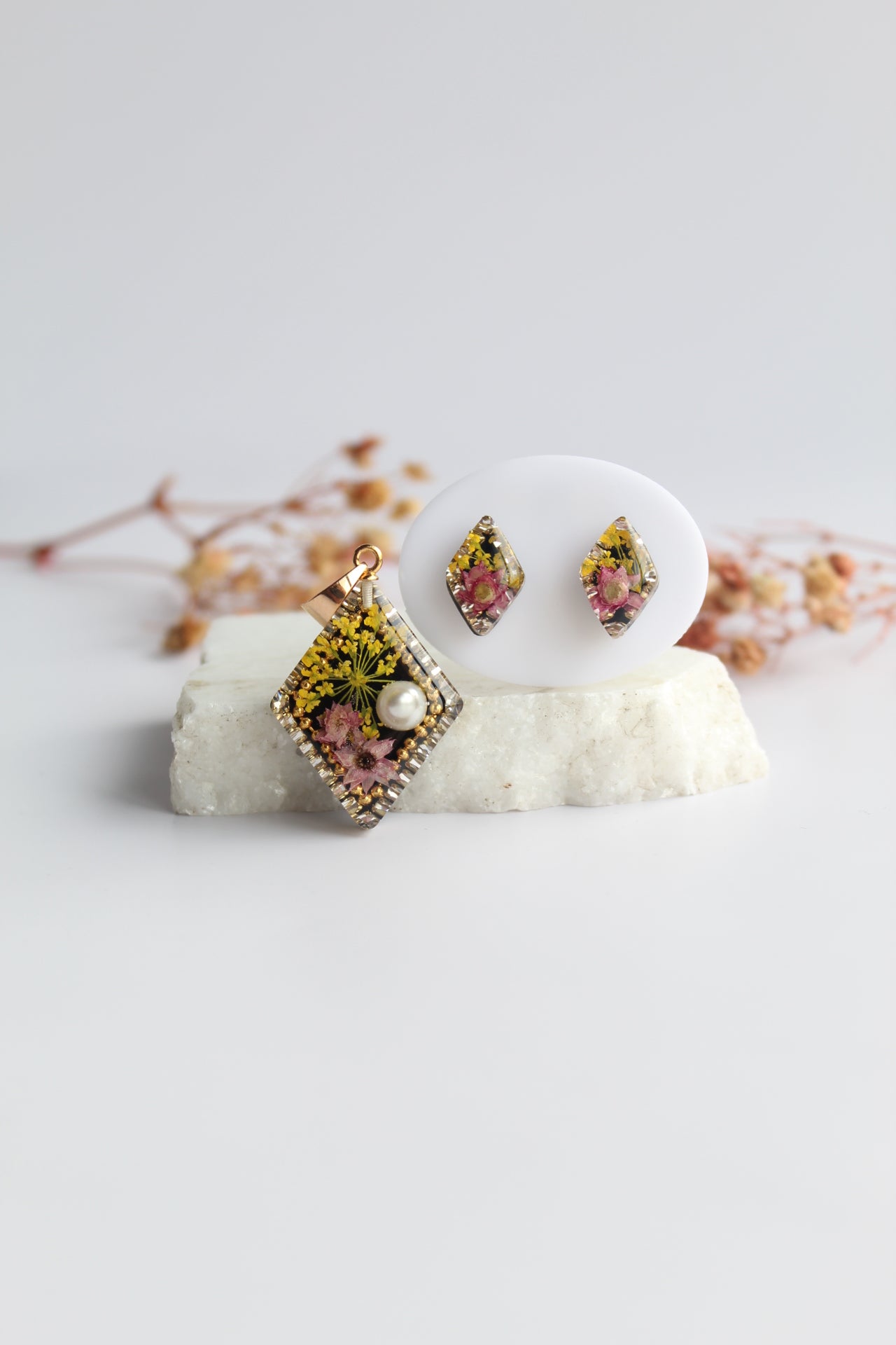 Diamond Shaped Inlaid himalayan daisy (mauve) and Queen Anne’s Lace (yellow) Dry flowers Pendant Set