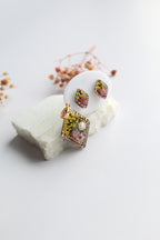 Diamond Shaped Inlaid himalayan daisy (mauve) and Queen Anne’s Lace (yellow) Dry flowers Pendant Set