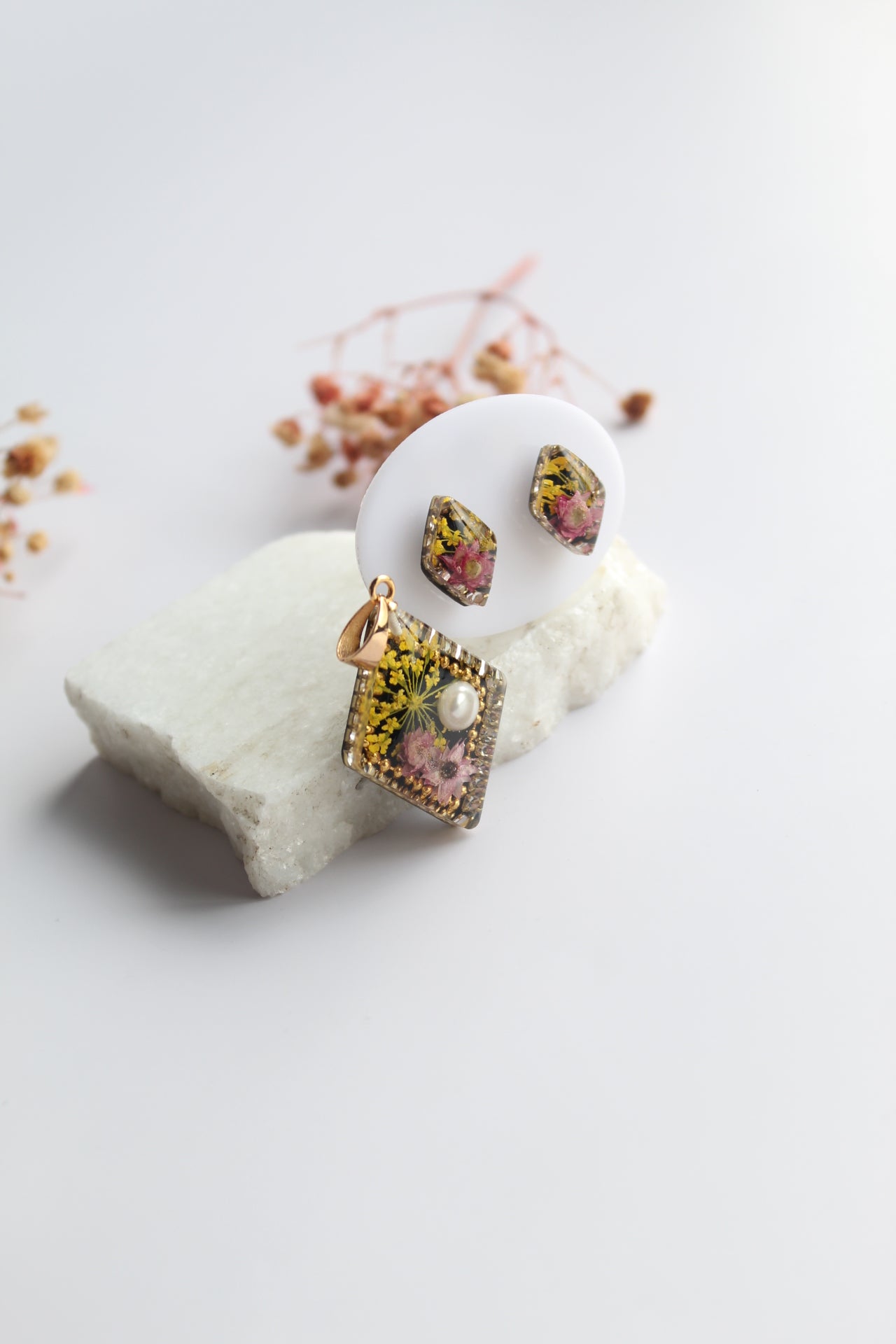 Diamond Shaped Inlaid himalayan daisy (mauve) and Queen Anne’s Lace (yellow) Dry flowers Pendant Set