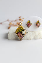 Diamond Shaped Inlaid himalayan daisy (mauve) and Queen Anne’s Lace (yellow) Dry flowers Pendant Set