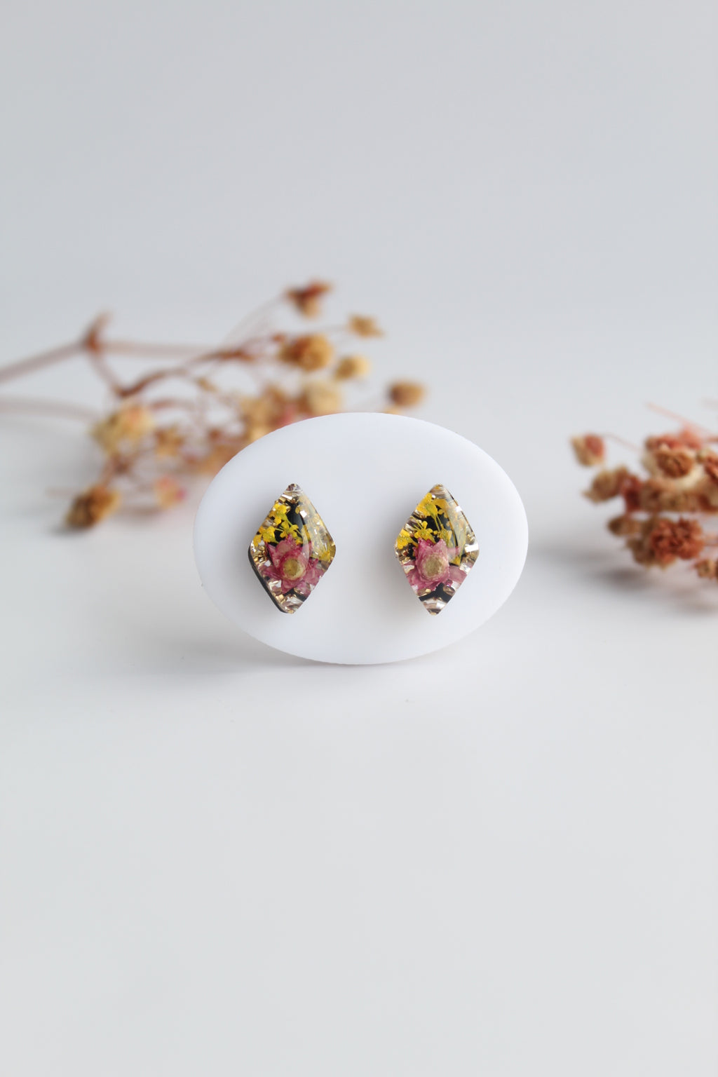 Diamond Shaped Inlaid himalayan daisy (mauve) and Queen Anne’s Lace (yellow) Dry flowers Pendant Set