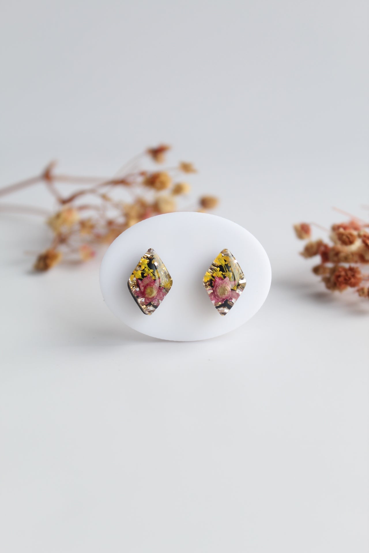 Diamond Shaped Inlaid himalayan daisy (mauve) and Queen Anne’s Lace (yellow) Dry flowers Pendant Set