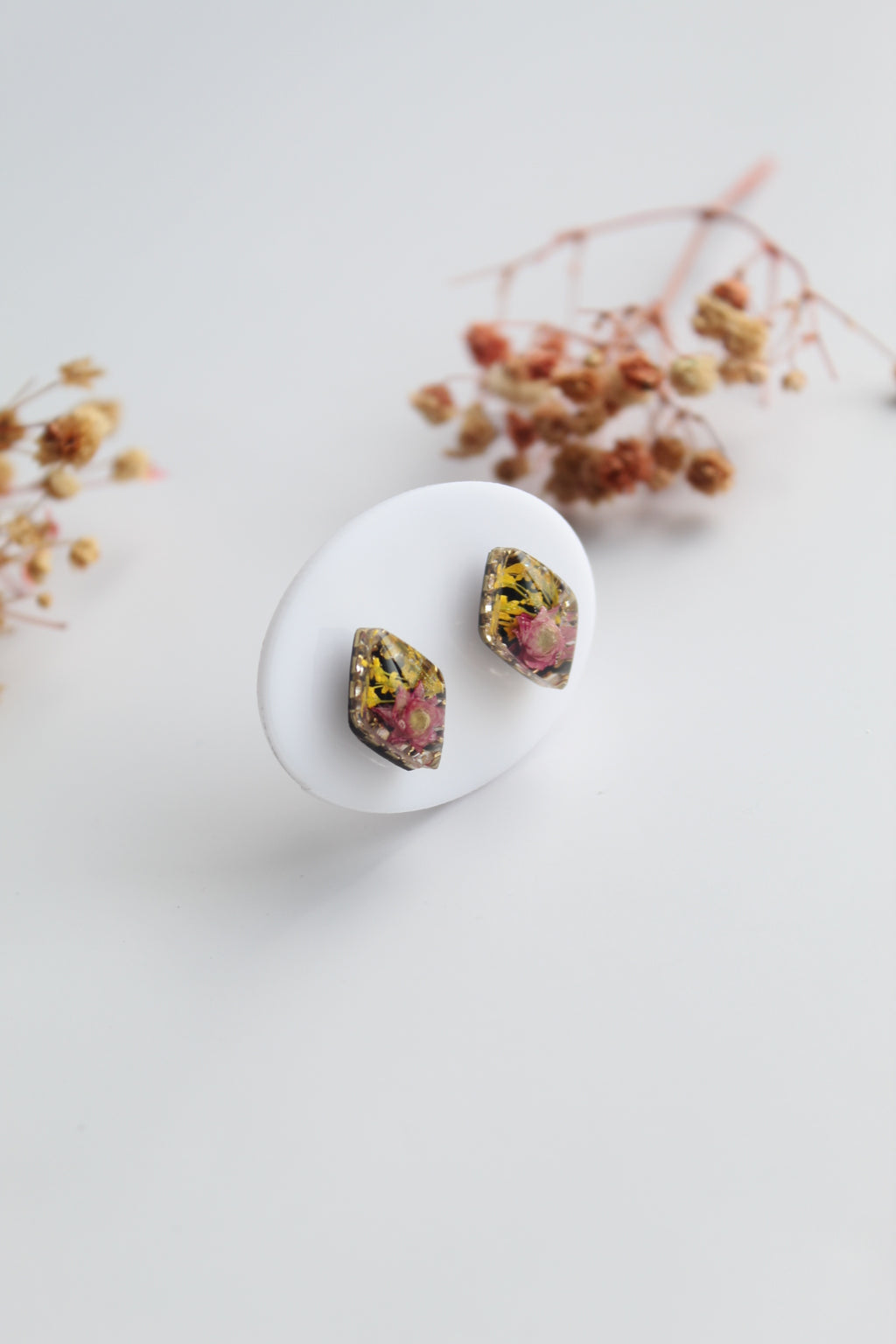 Diamond Shaped Inlaid himalayan daisy (mauve) and Queen Anne’s Lace (yellow) Dry flowers Pendant Set