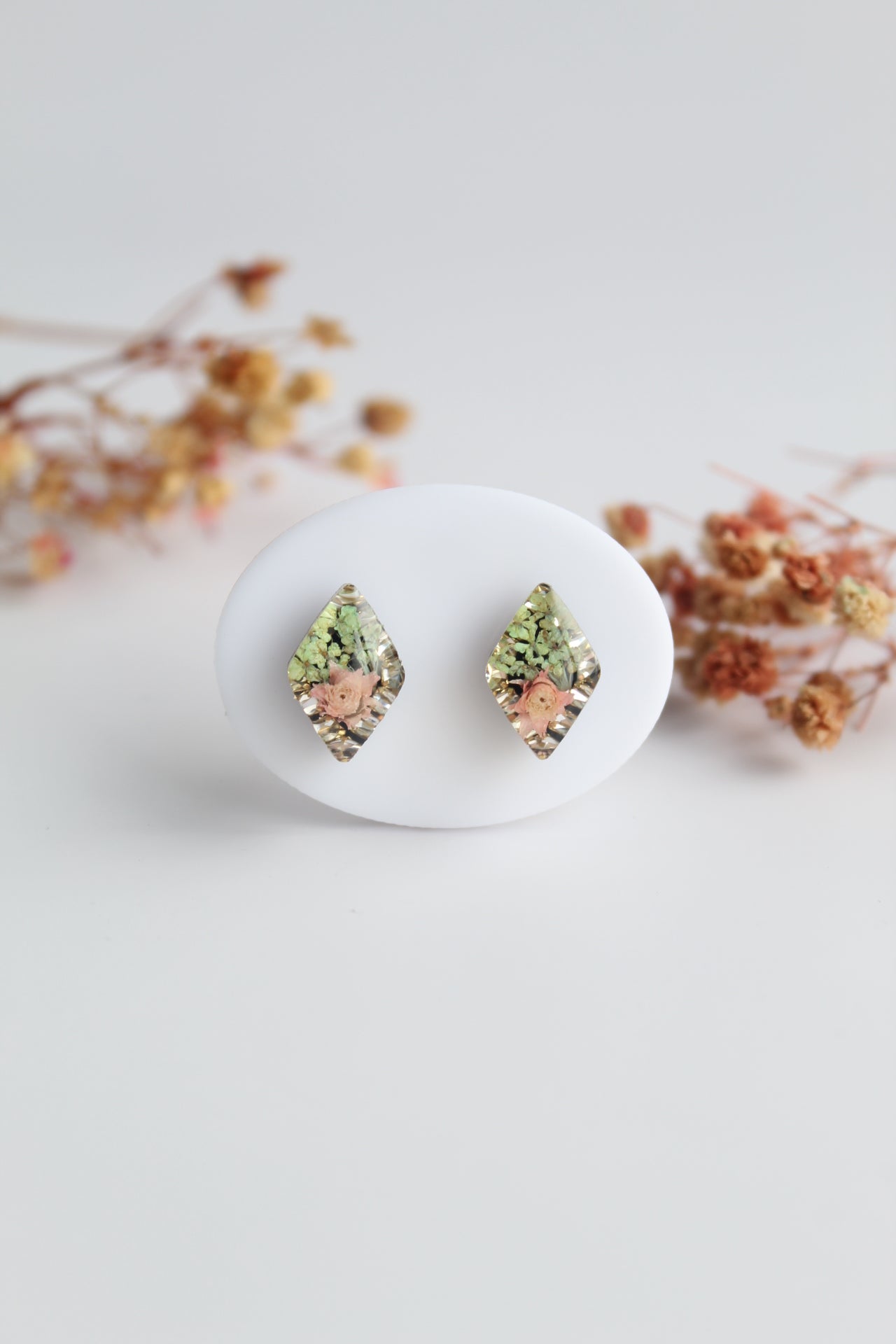 Diamond Shaped Inlaid himalayan daisy (pink) and Queen Anne’s Lace (teal) Dry flowers Pendant Set