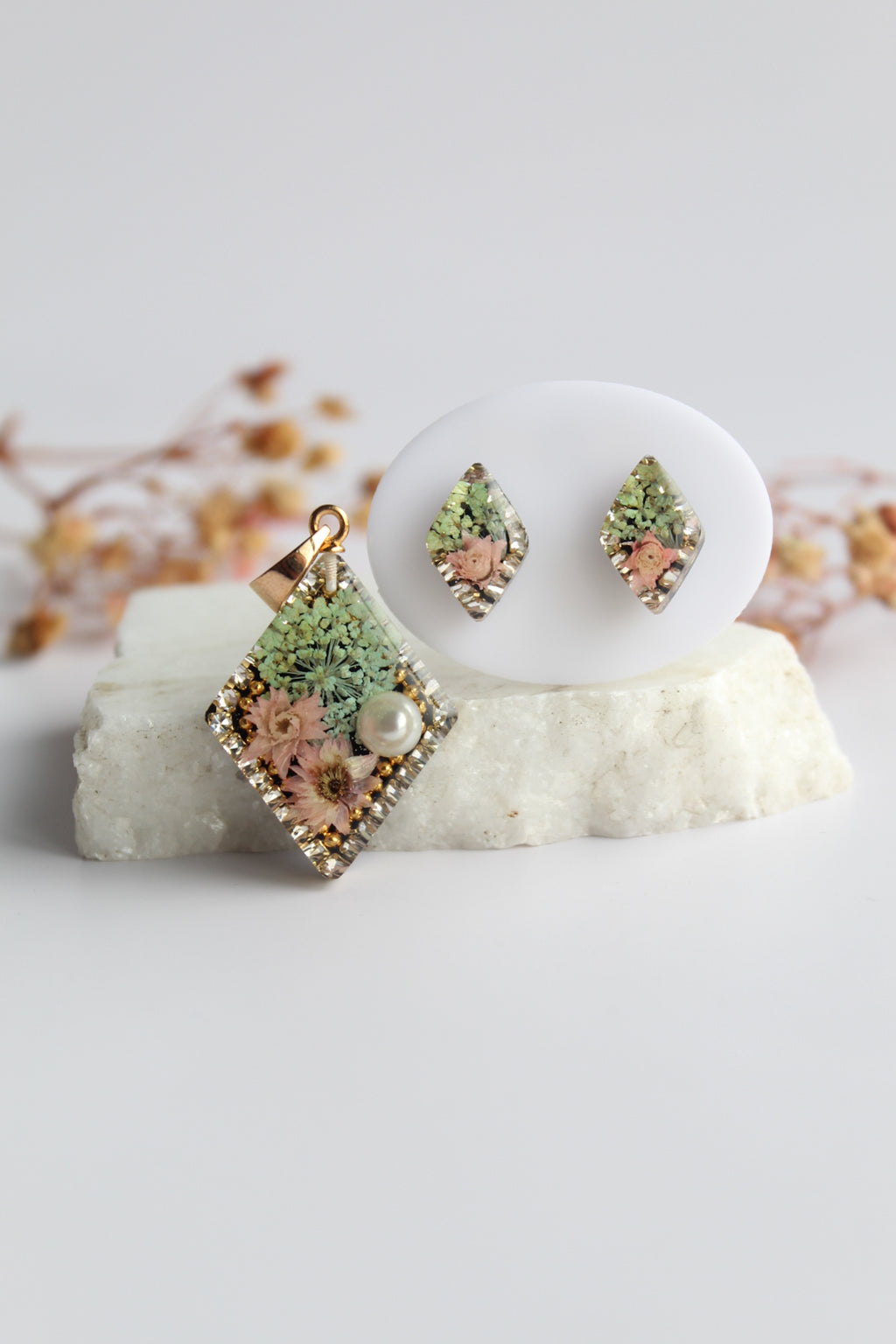 Diamond Shaped Inlaid himalayan daisy (pink) and Queen Anne’s Lace (teal) Dry flowers Pendant Set