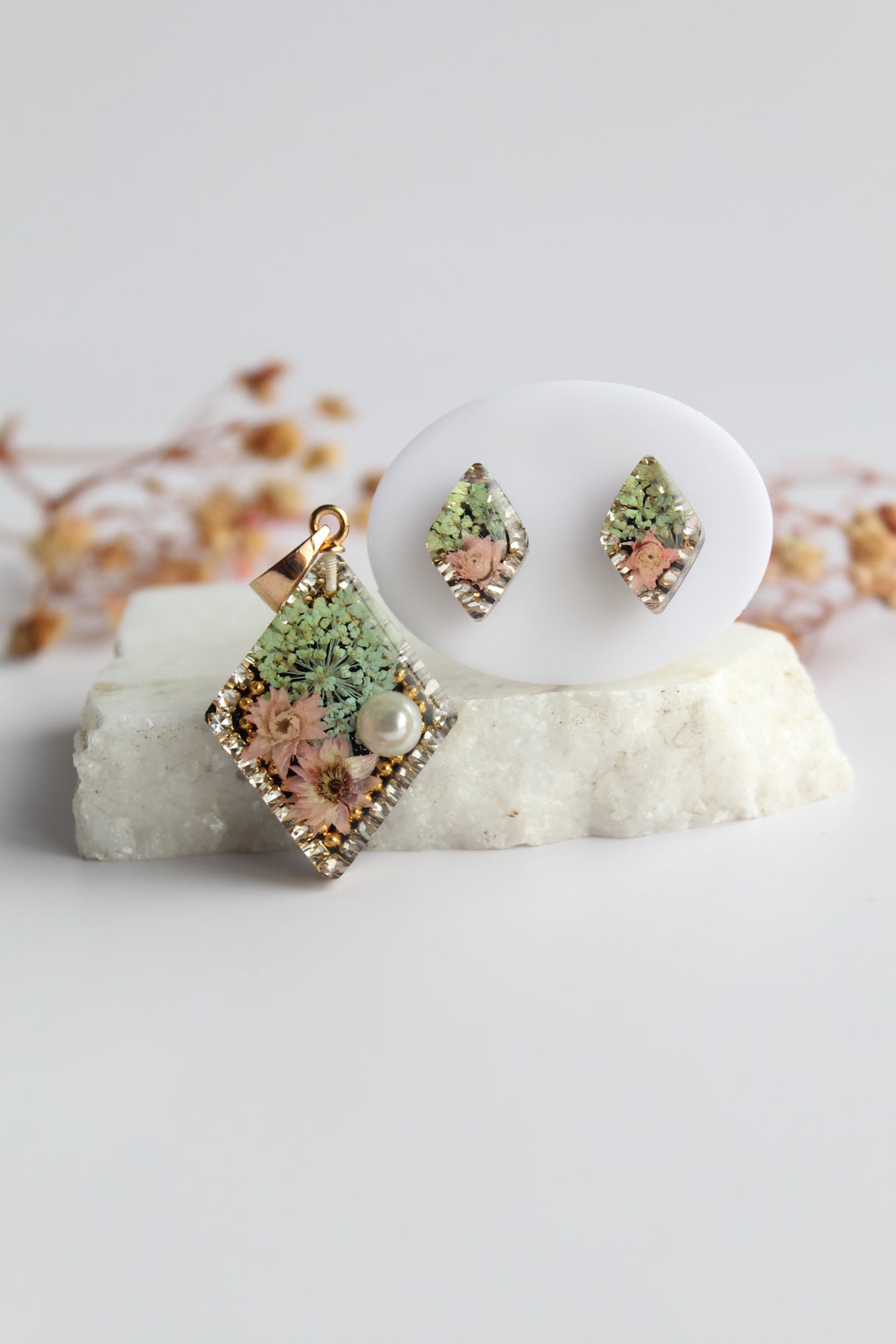 Diamond Shaped Inlaid himalayan daisy (pink) and Queen Anne’s Lace (teal) Dry flowers Pendant Set