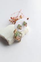 Diamond Shaped Inlaid himalayan daisy (pink) and Queen Anne’s Lace (teal) Dry flowers Pendant Set