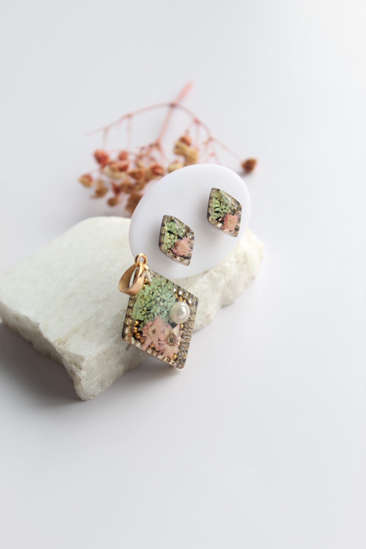 Diamond Shaped Inlaid himalayan daisy (pink) and Queen Anne’s Lace (teal) Dry flowers Pendant Set