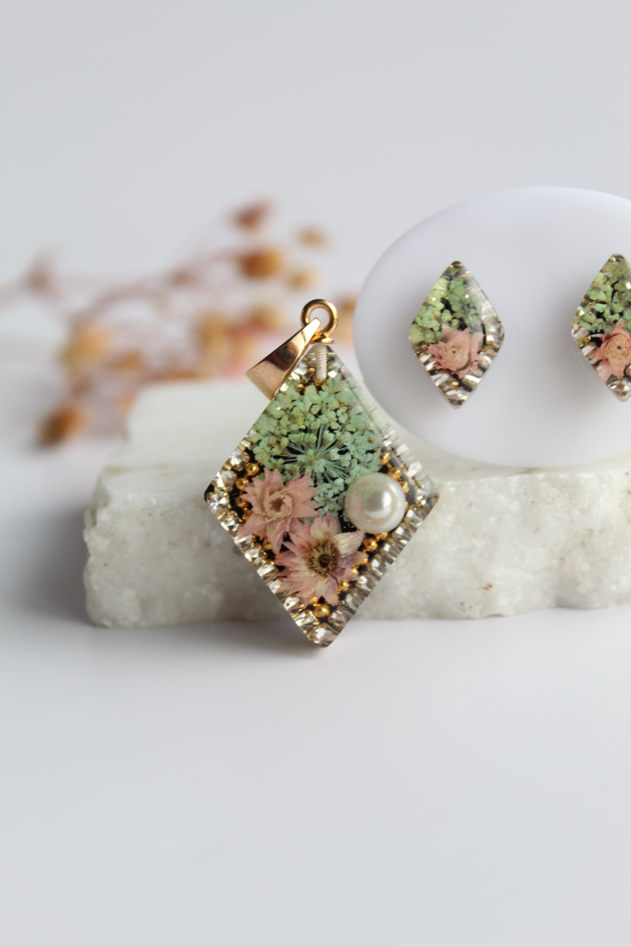 Diamond Shaped Inlaid himalayan daisy (pink) and Queen Anne’s Lace (teal) Dry flowers Pendant Set