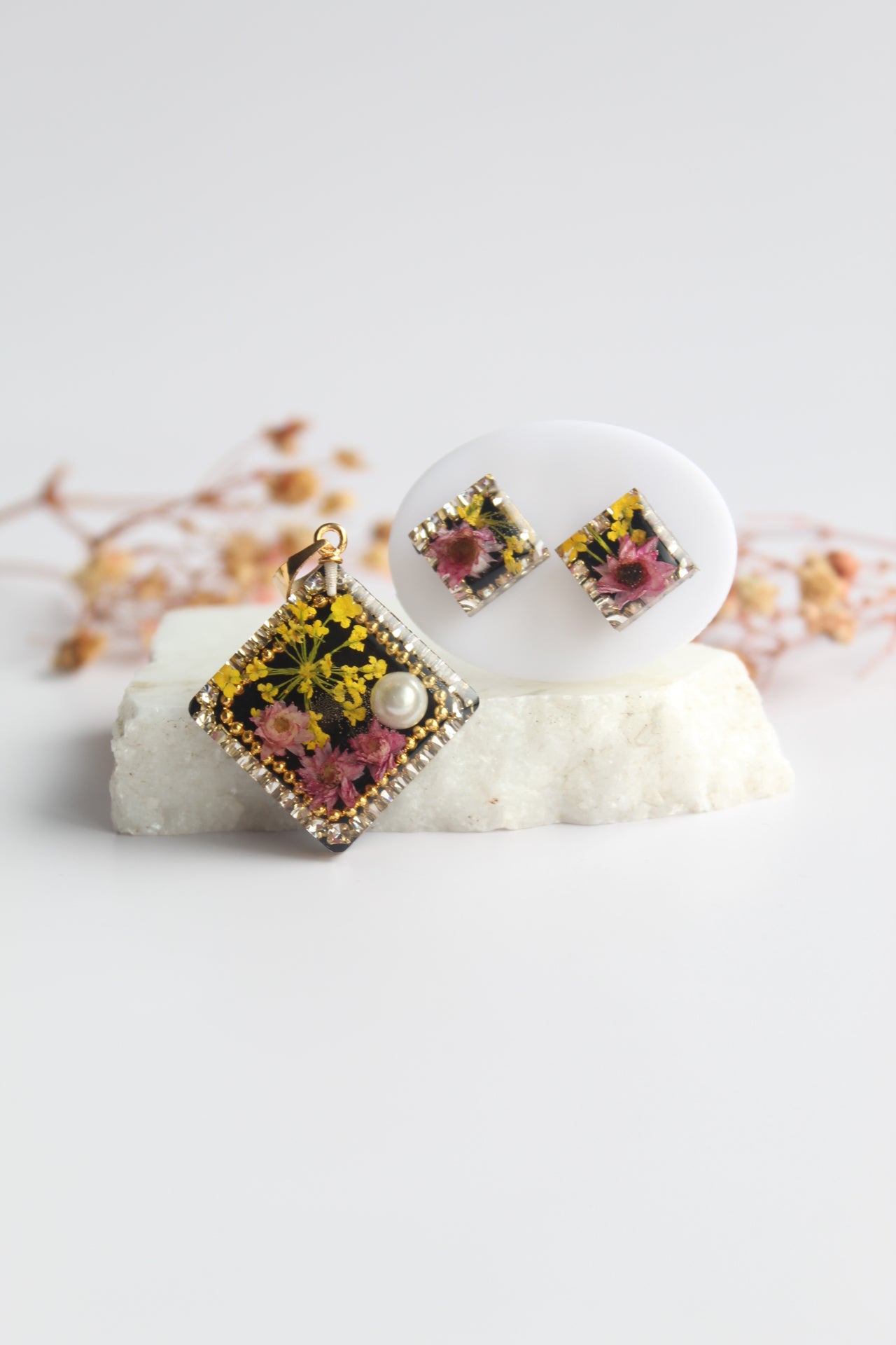 Square Shaped Inlaid Himalayan daisy(Pink) and Queen Anne’s Lace(Yellow) Dry flowers Pendant Set