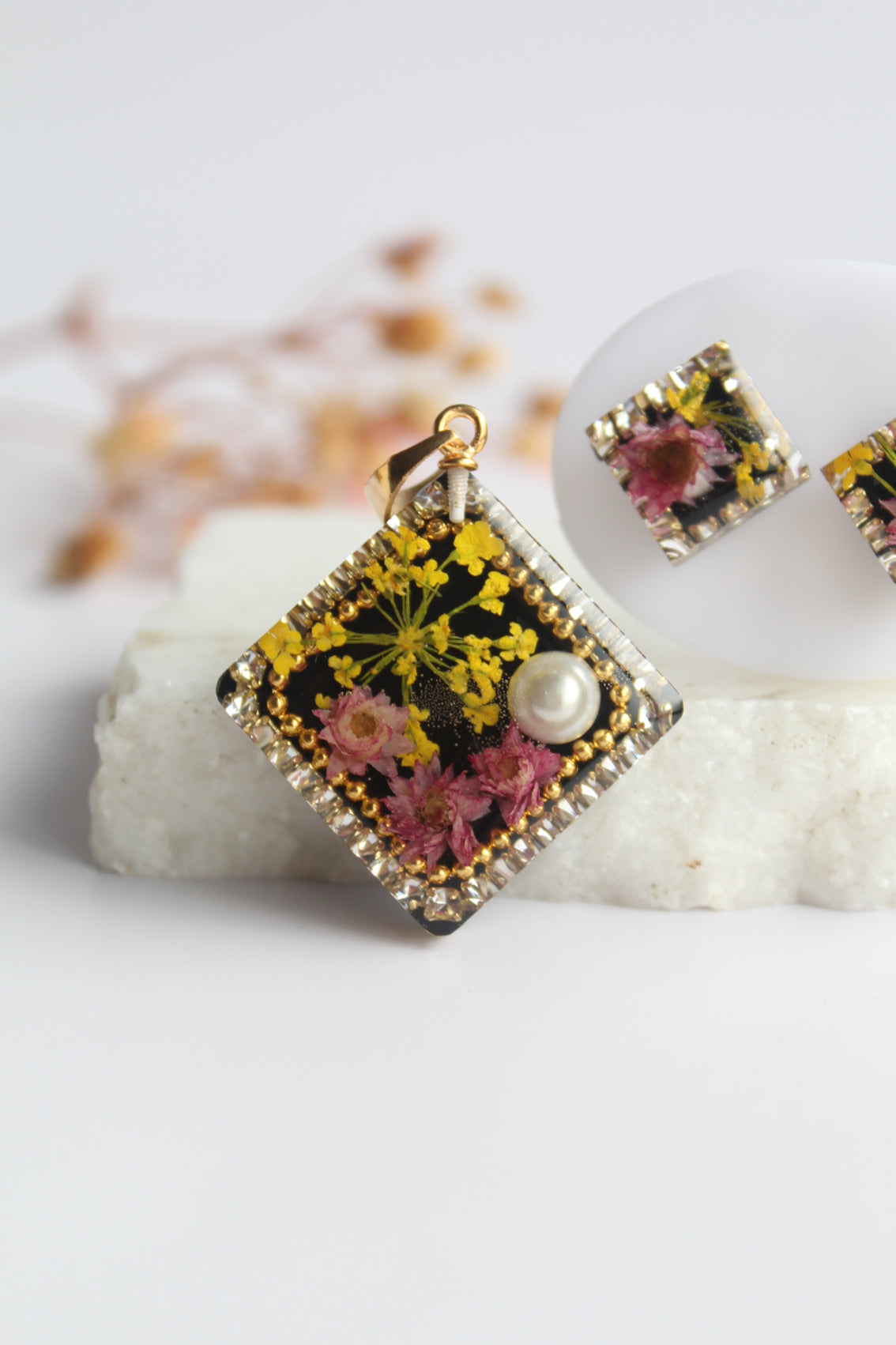 Square Shaped Inlaid Himalayan daisy(Pink) and Queen Anne’s Lace(Yellow) Dry flowers Pendant Set