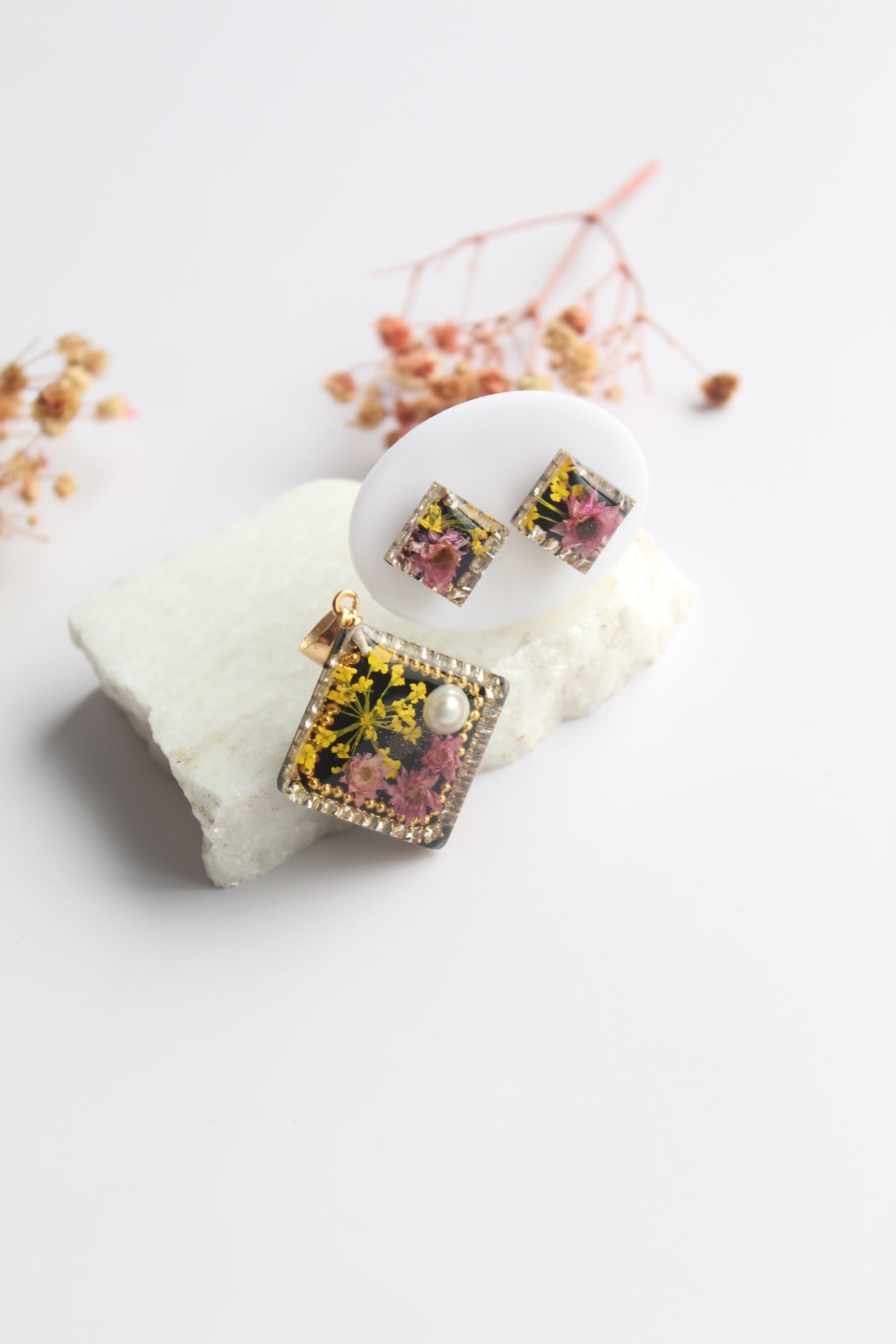 Square Shaped Inlaid Himalayan daisy(Pink) and Queen Anne’s Lace(Yellow) Dry flowers Pendant Set
