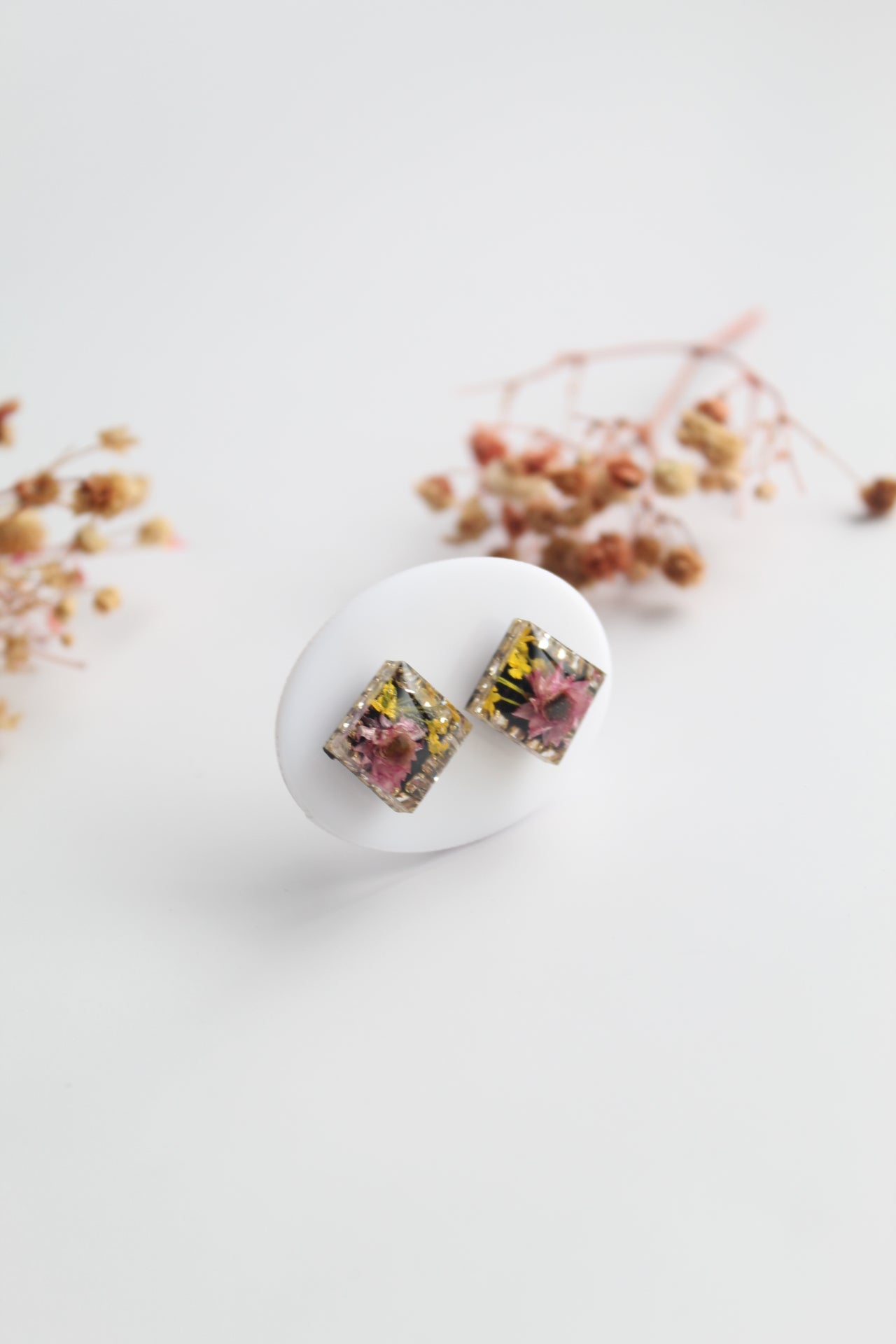 Square Shaped Inlaid Himalayan daisy(Pink) and Queen Anne’s Lace(Yellow) Dry flowers Pendant Set
