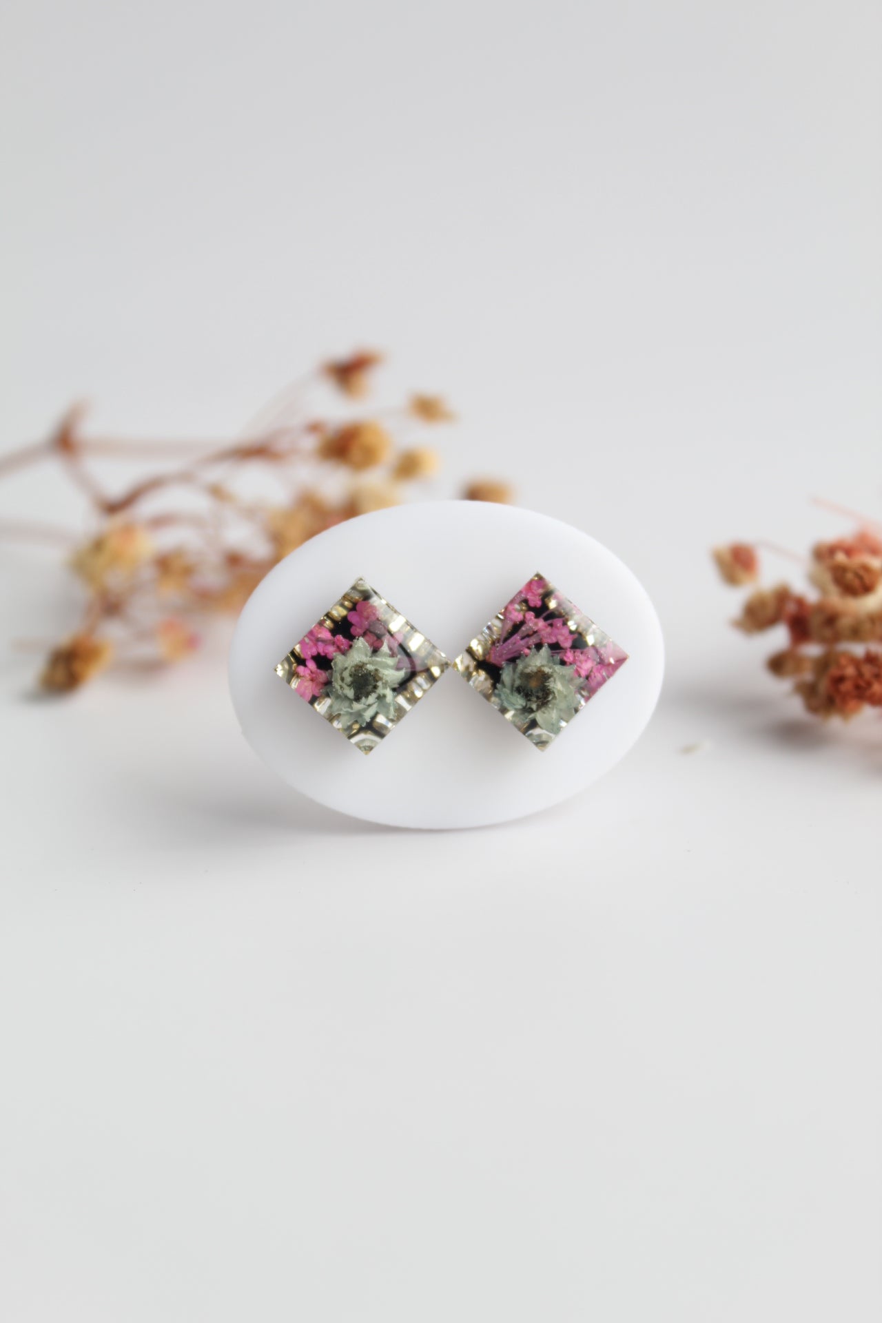 Square Shaped Inlaid Himalayan daisy(Gray) and Queen Anne’s Lace(Dark Pink) Dry flowers Pendant Set
