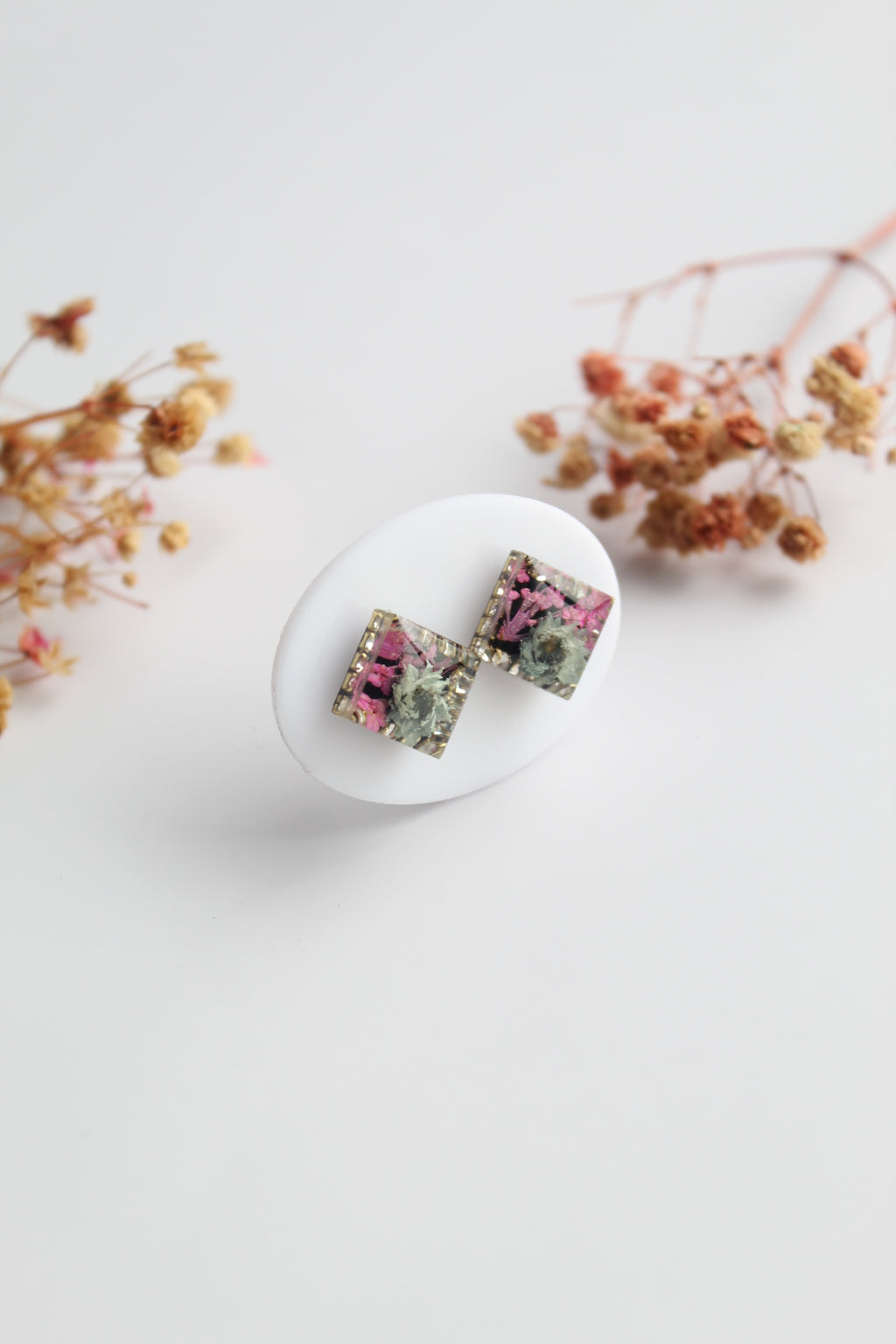 Square Shaped Inlaid Himalayan daisy(Gray) and Queen Anne’s Lace(Dark Pink) Dry flowers Pendant Set