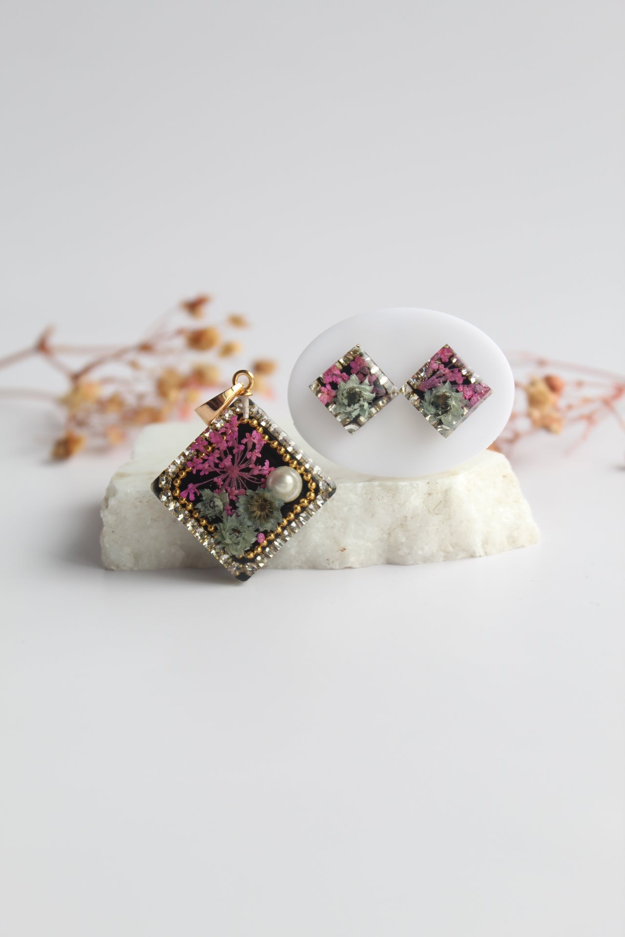 Square Shaped Inlaid Himalayan daisy(Gray) and Queen Anne’s Lace(Dark Pink) Dry flowers Pendant Set