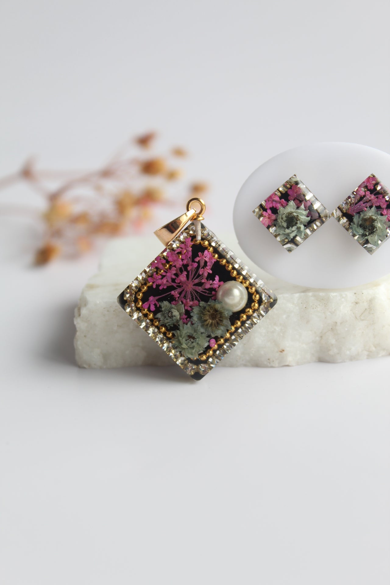 Square Shaped Inlaid Himalayan daisy(Gray) and Queen Anne’s Lace(Dark Pink) Dry flowers Pendant Set