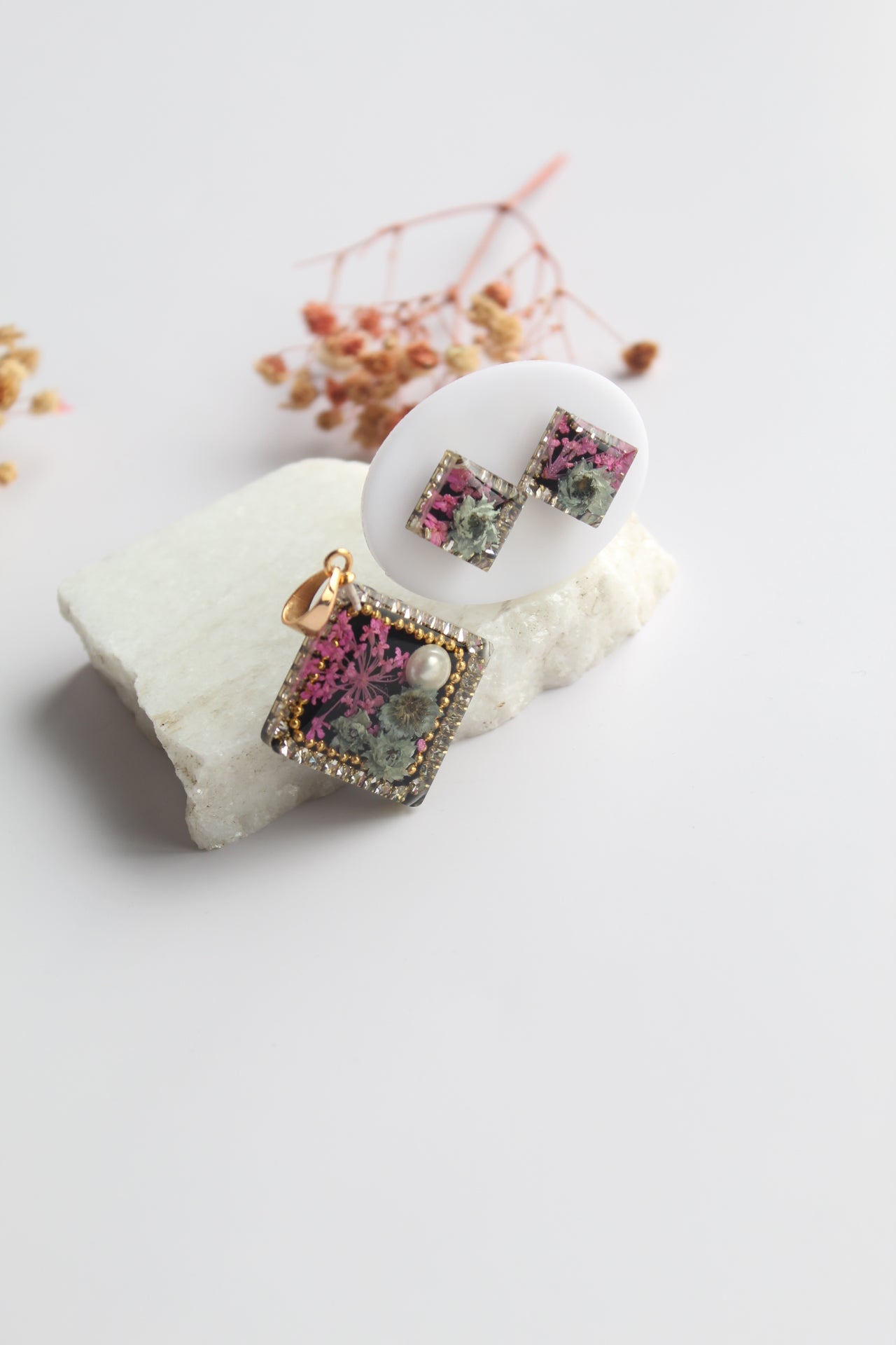 Square Shaped Inlaid Himalayan daisy(Gray) and Queen Anne’s Lace(Dark Pink) Dry flowers Pendant Set