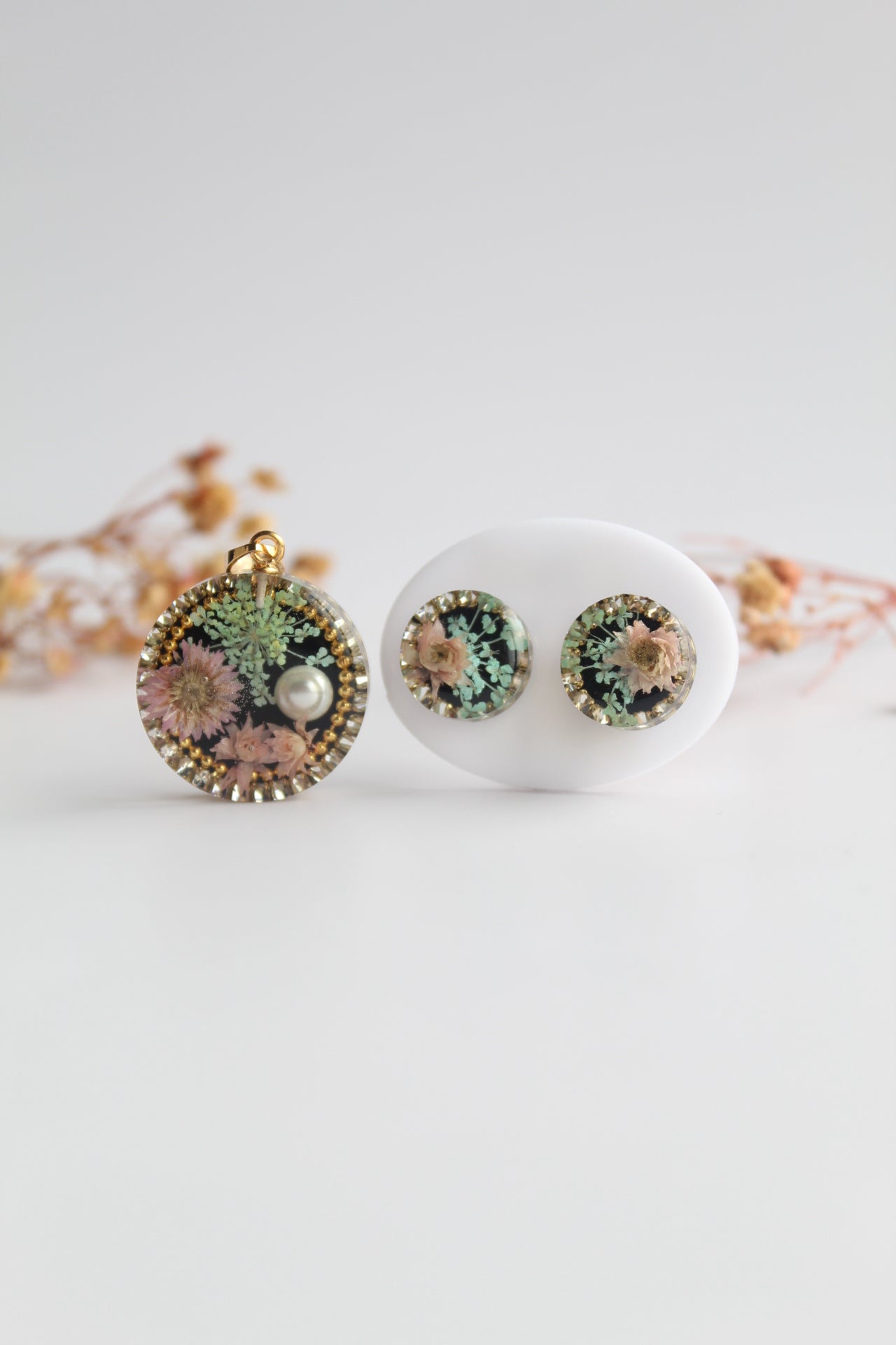 Round Shaped Inlaid himalayan daisy (pink) and Queen Anne’s Lace (teal) Dry flowers Pendant Set