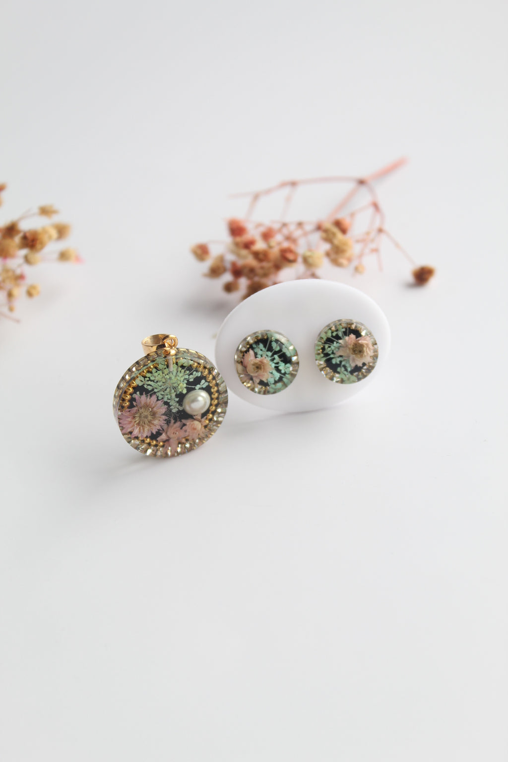 Round Shaped Inlaid himalayan daisy (pink) and Queen Anne’s Lace (teal) Dry flowers Pendant Set