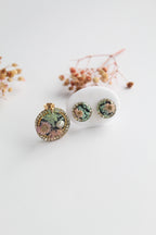 Round Shaped Inlaid himalayan daisy (pink) and Queen Anne’s Lace (teal) Dry flowers Pendant Set