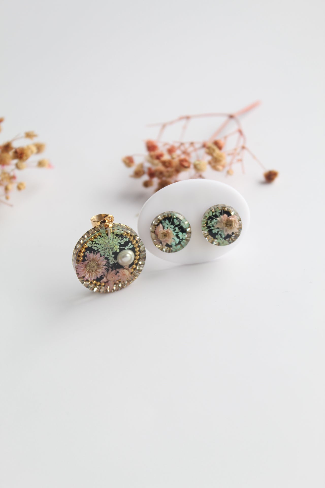 Round Shaped Inlaid himalayan daisy (pink) and Queen Anne’s Lace (teal) Dry flowers Pendant Set