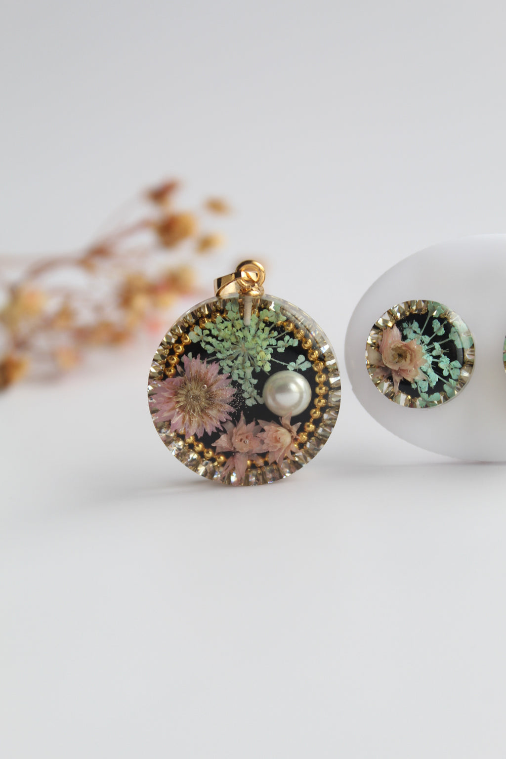 Round Shaped Inlaid himalayan daisy (pink) and Queen Anne’s Lace (teal) Dry flowers Pendant Set