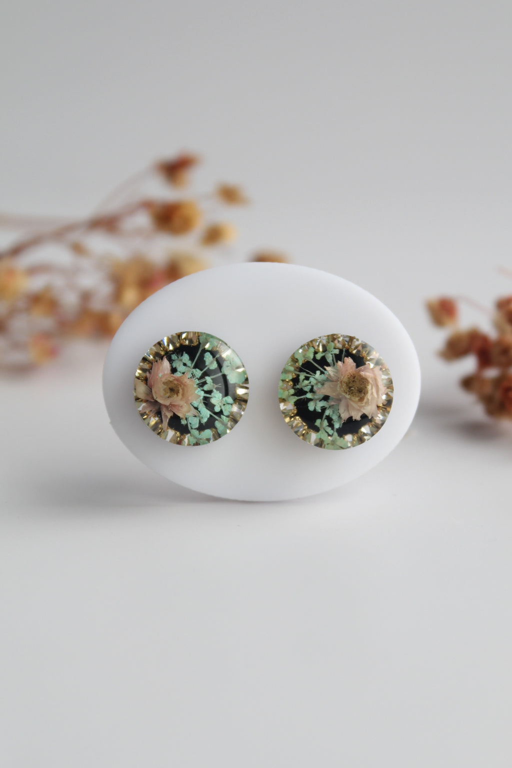 Round Shaped Inlaid himalayan daisy (pink) and Queen Anne’s Lace (teal) Dry flowers Pendant Set