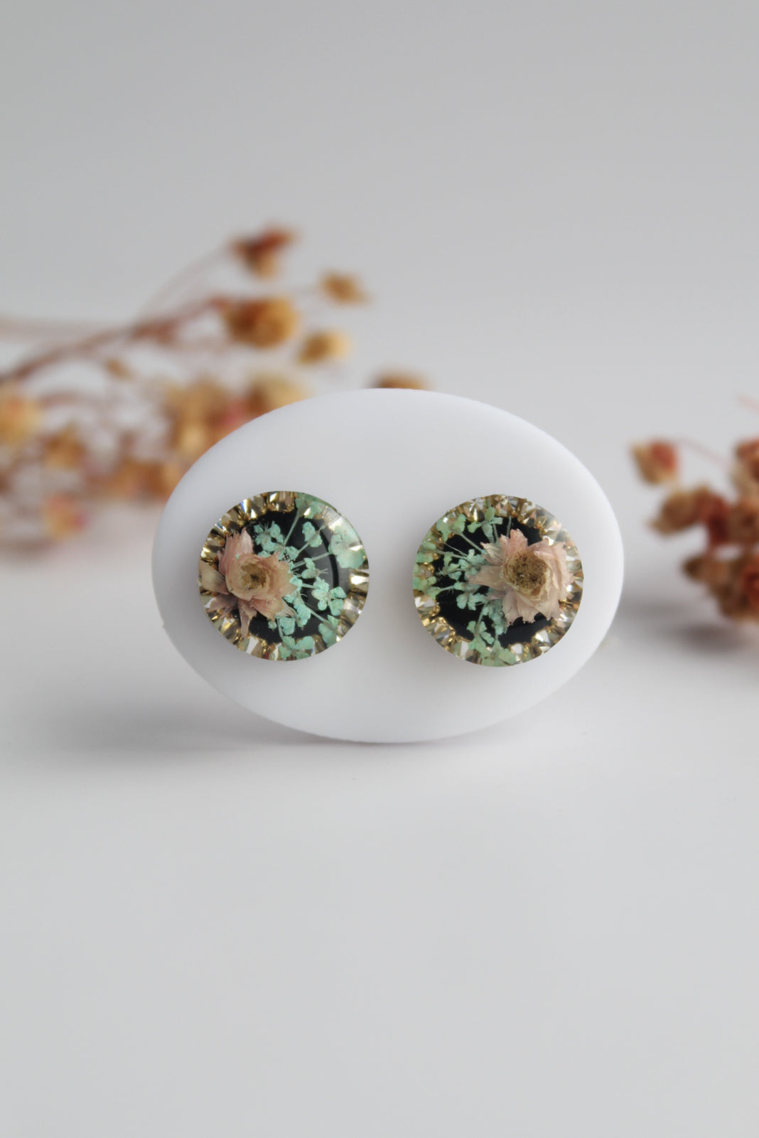 Round Shaped Inlaid himalayan daisy (pink) and Queen Anne’s Lace (teal) Dry flowers Pendant Set