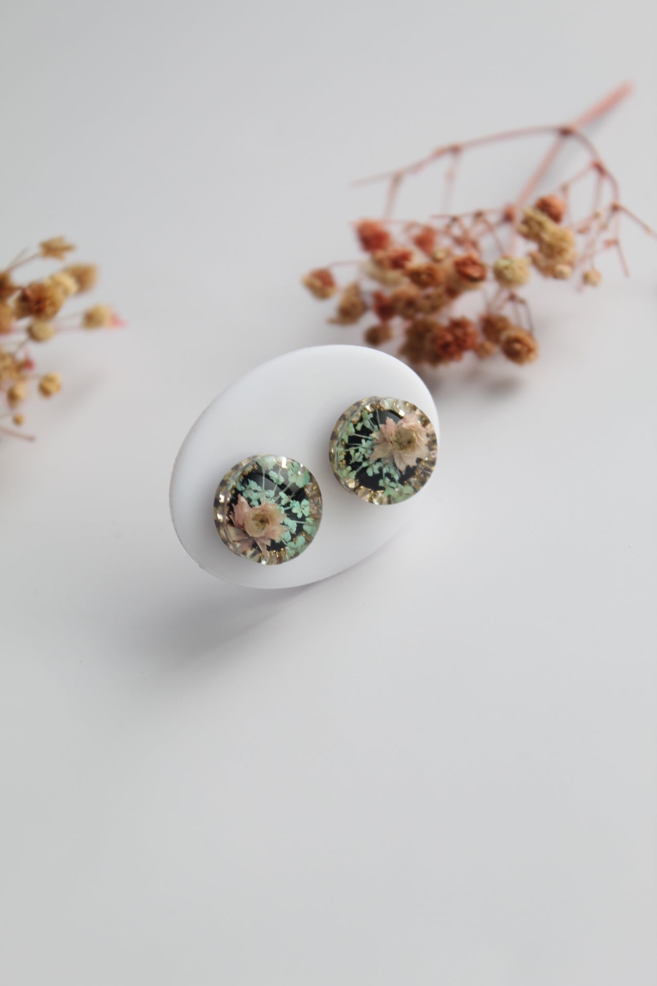 Round Shaped Inlaid himalayan daisy (pink) and Queen Anne’s Lace (teal) Dry flowers Pendant Set