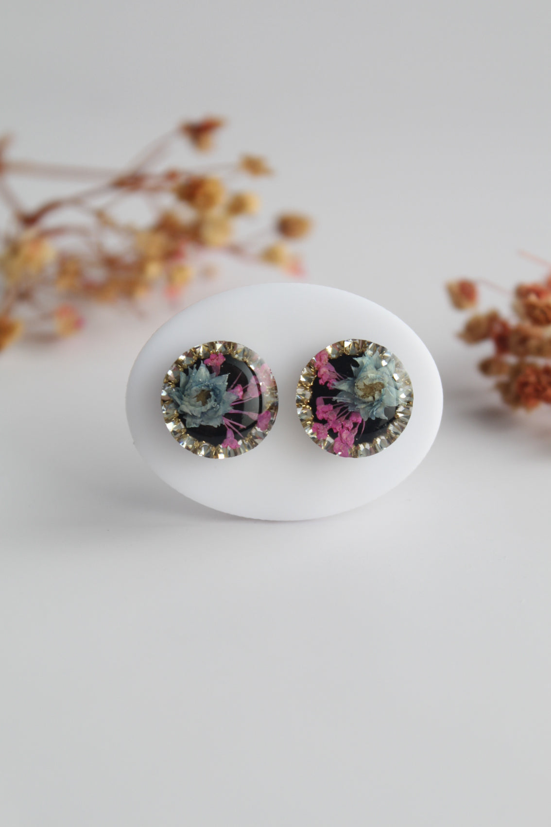 Round Shaped Inlaid himalayan daisy (gray) and Queen Anne’s Lace (dark pink) Dry flowers Pendant Set