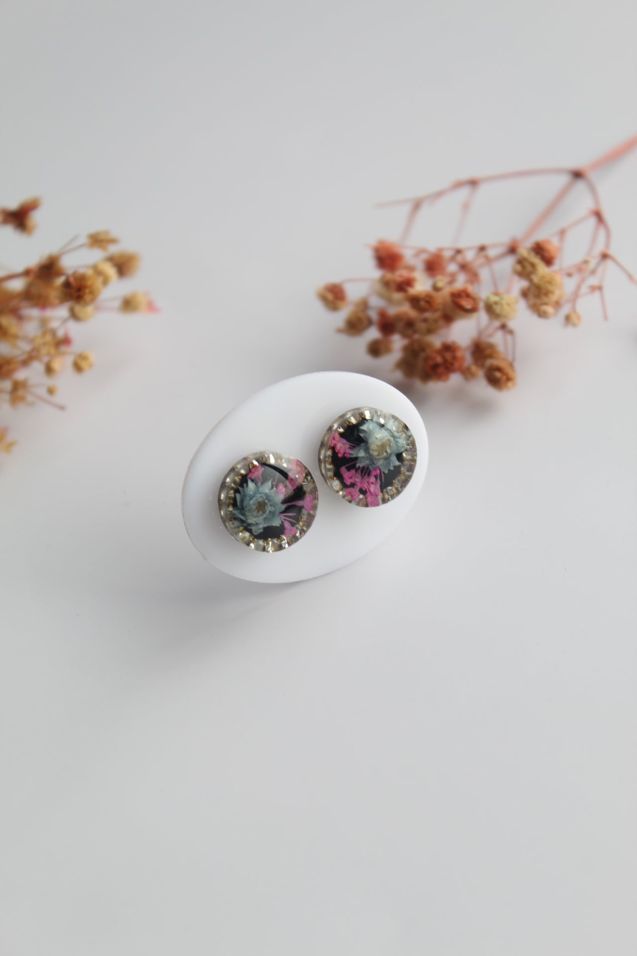 Round Shaped Inlaid himalayan daisy (gray) and Queen Anne’s Lace (dark pink) Dry flowers Pendant Set