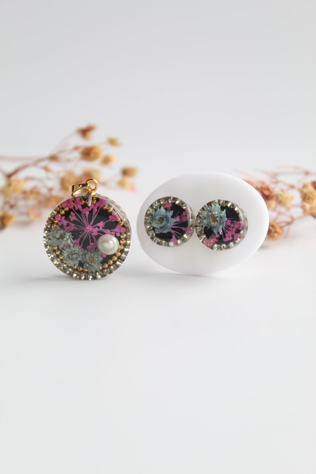 Round Shaped Inlaid himalayan daisy (gray) and Queen Anne’s Lace (dark pink) Dry flowers Pendant Set