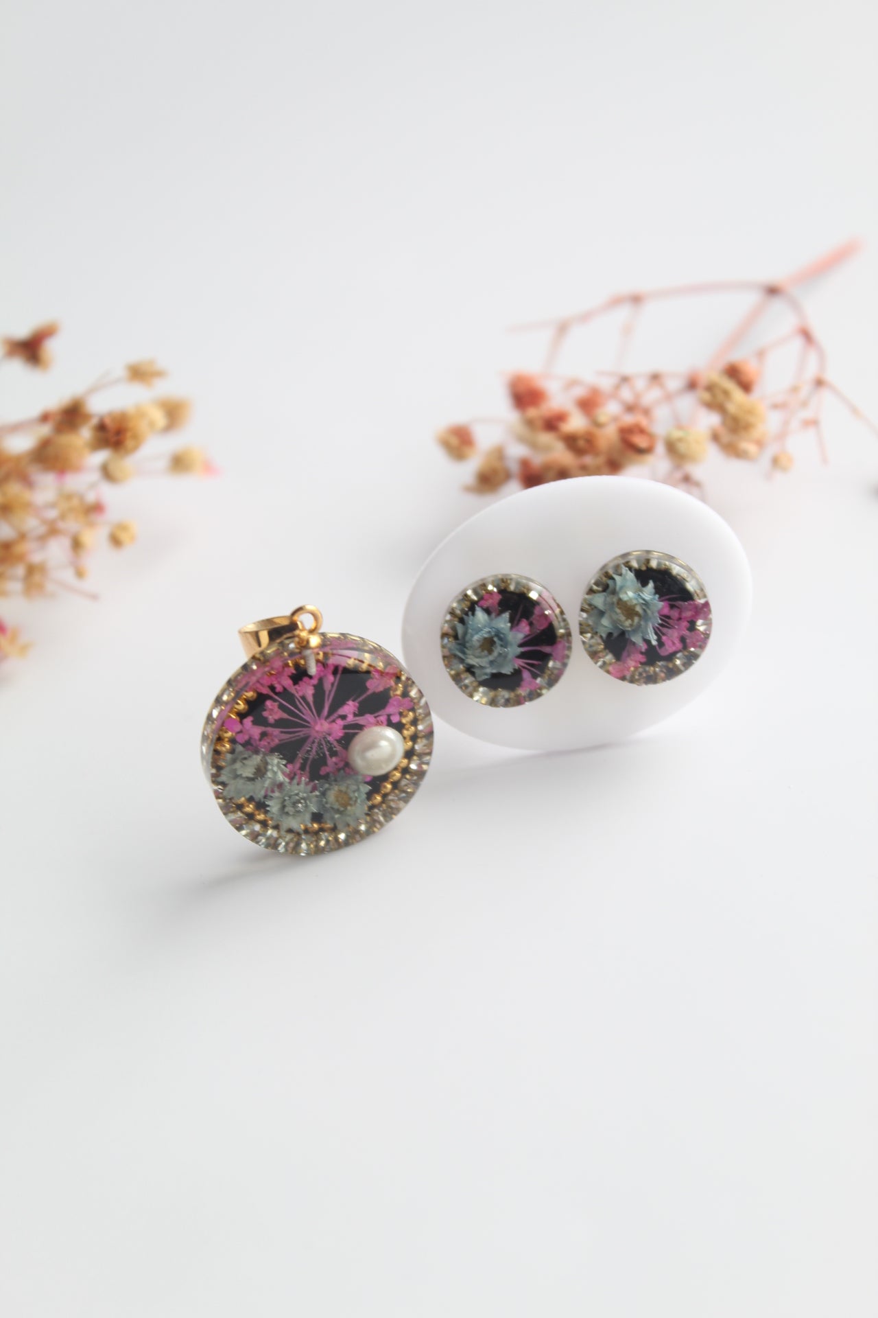 Round Shaped Inlaid himalayan daisy (gray) and Queen Anne’s Lace (dark pink) Dry flowers Pendant Set