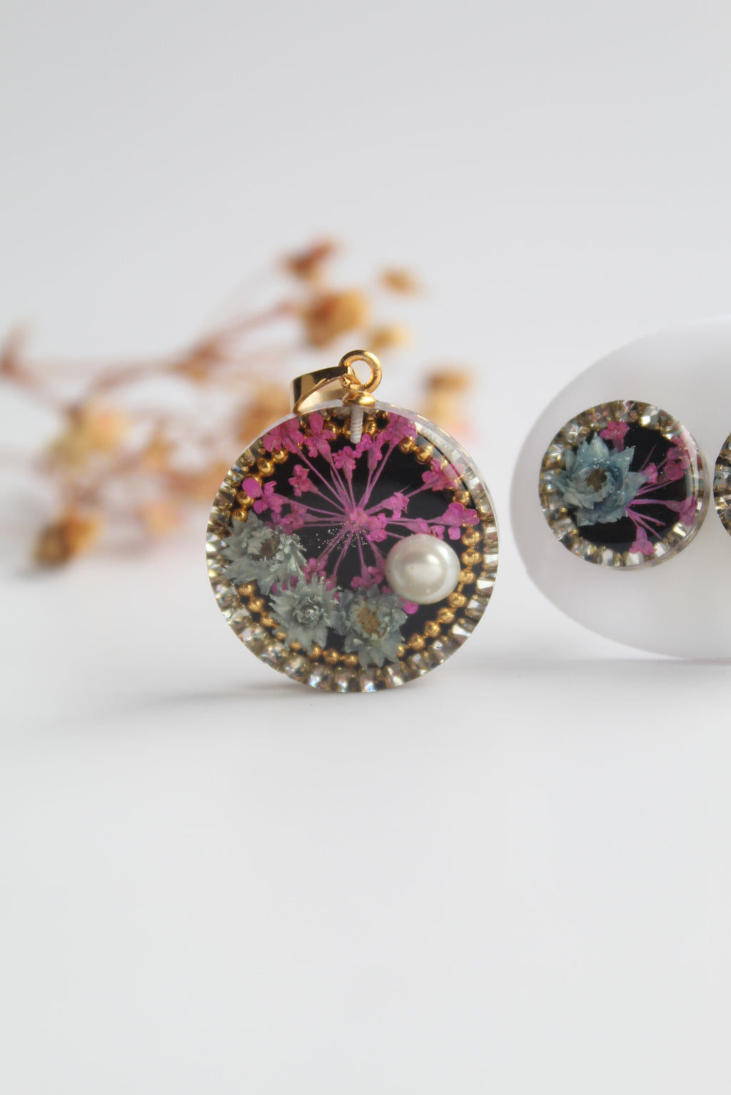 Round Shaped Inlaid himalayan daisy (gray) and Queen Anne’s Lace (dark pink) Dry flowers Pendant Set