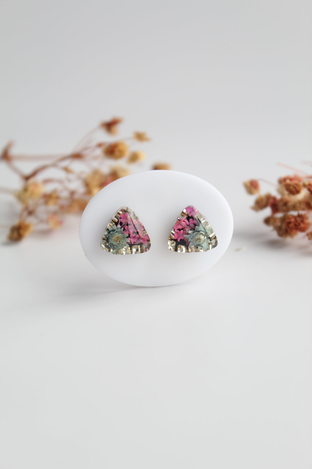 Triangle Shaped Inlaid himalayan daisy (gray) and Queen Anne’s Lace (dark pink) Dry flowers Pendant Set