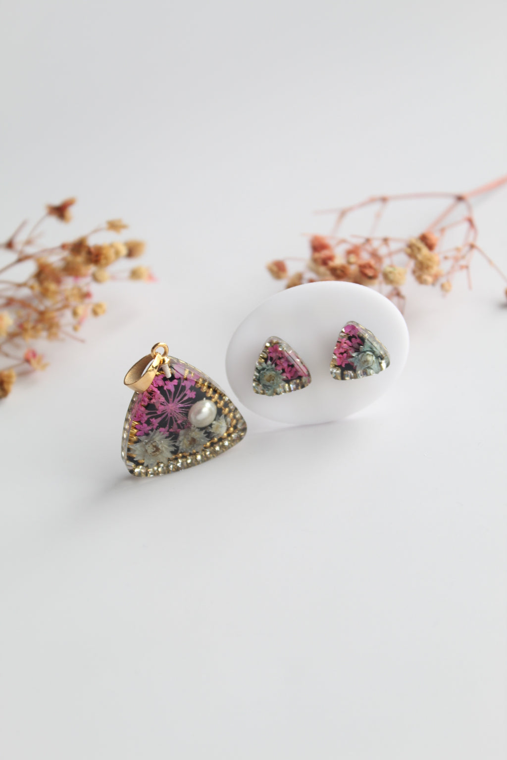 Triangle Shaped Inlaid himalayan daisy (gray) and Queen Anne’s Lace (dark pink) Dry flowers Pendant Set