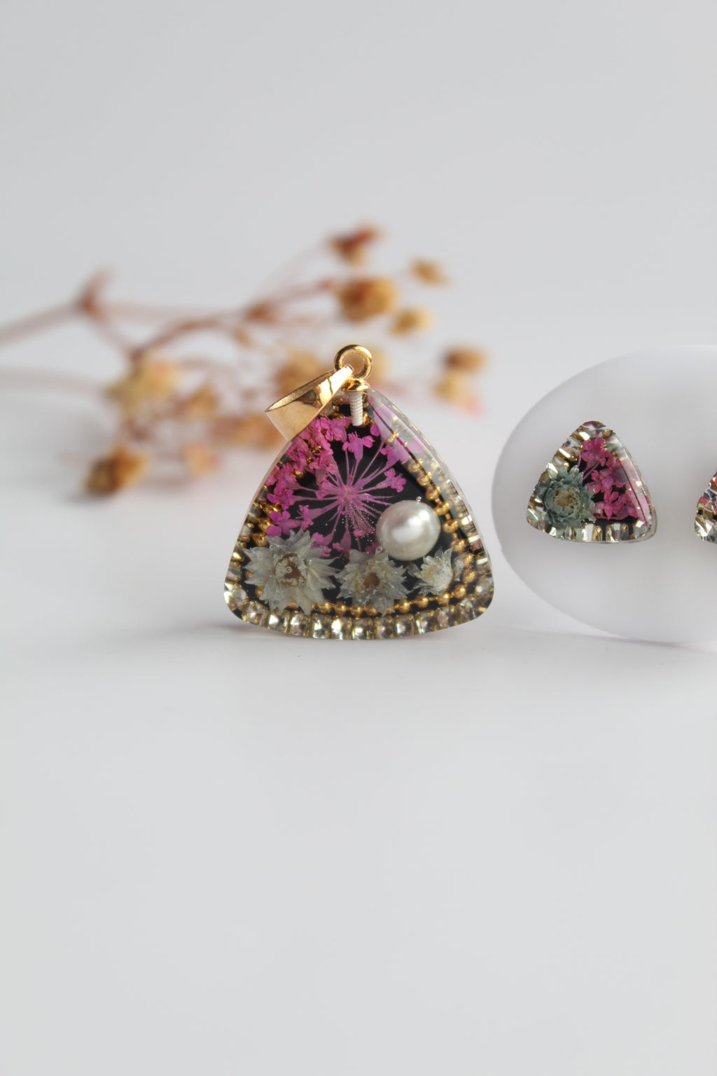 Triangle Shaped Inlaid himalayan daisy (gray) and Queen Anne’s Lace (dark pink) Dry flowers Pendant Set