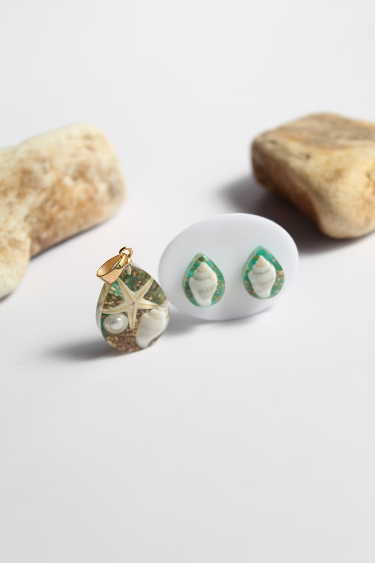 Drop Shaped Inlaid starfish and seashell Pendant Set (Aqua Green Base)