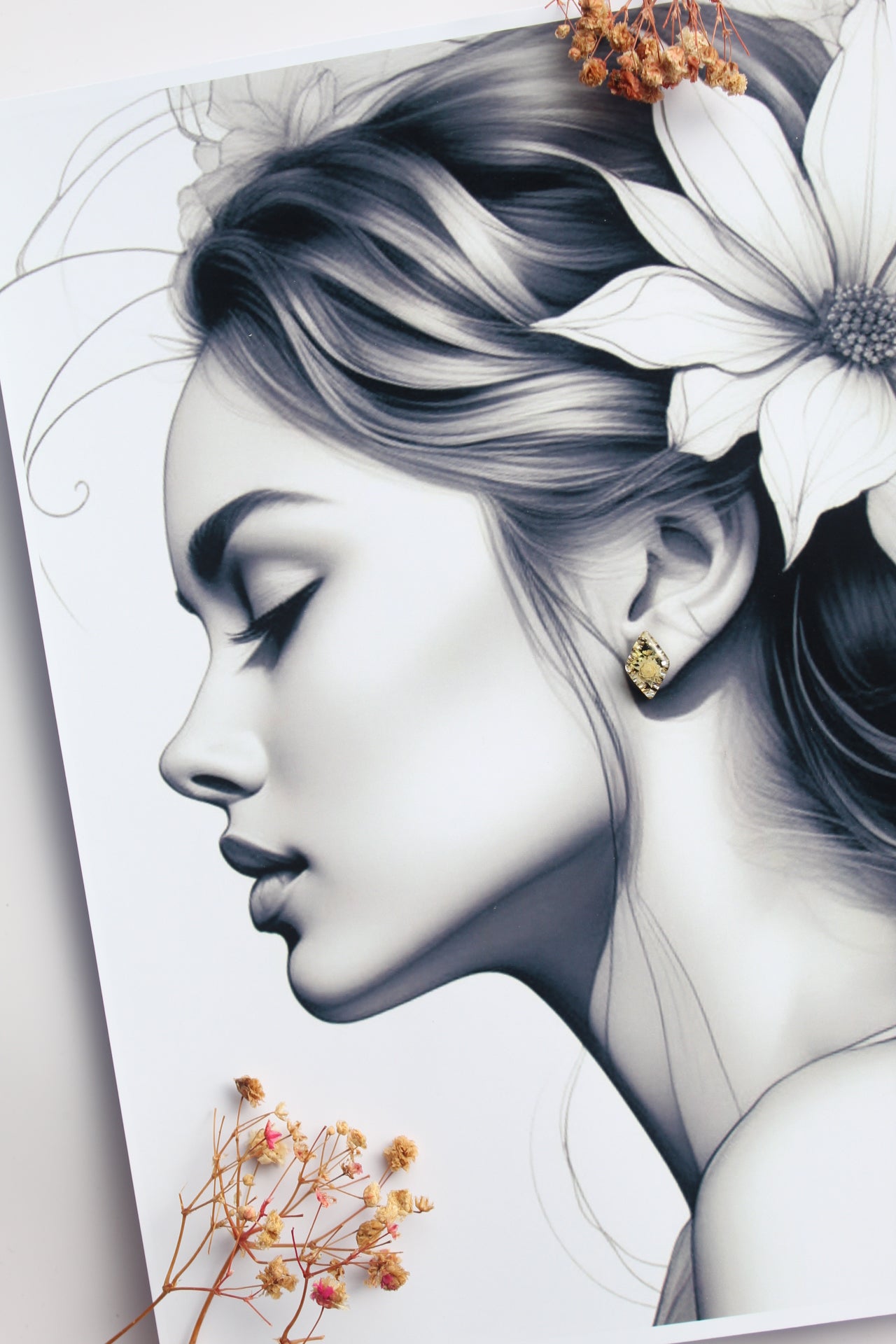 Diamond Shaped Inlaid himalayan daisy (white) and Queen Anne’s Lace (white) Dry flowers Pendant Set