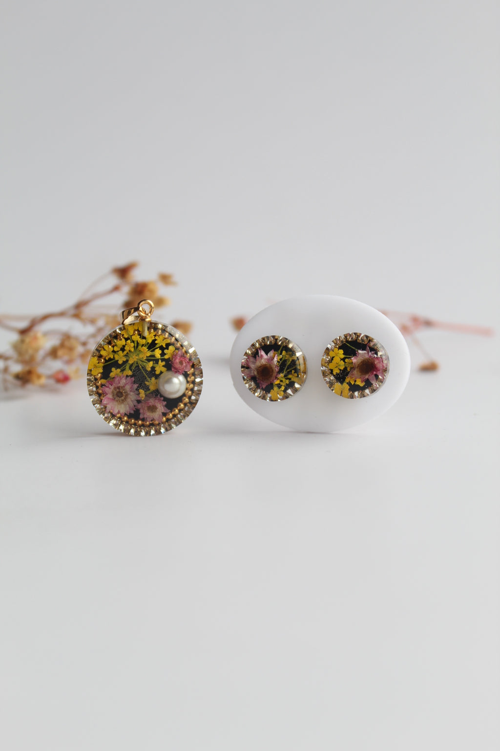 Round Shaped Inlaid himalayan daisy (mauve) and Queen Anne’s Lace (yellow) Dry flowers Pendant Set