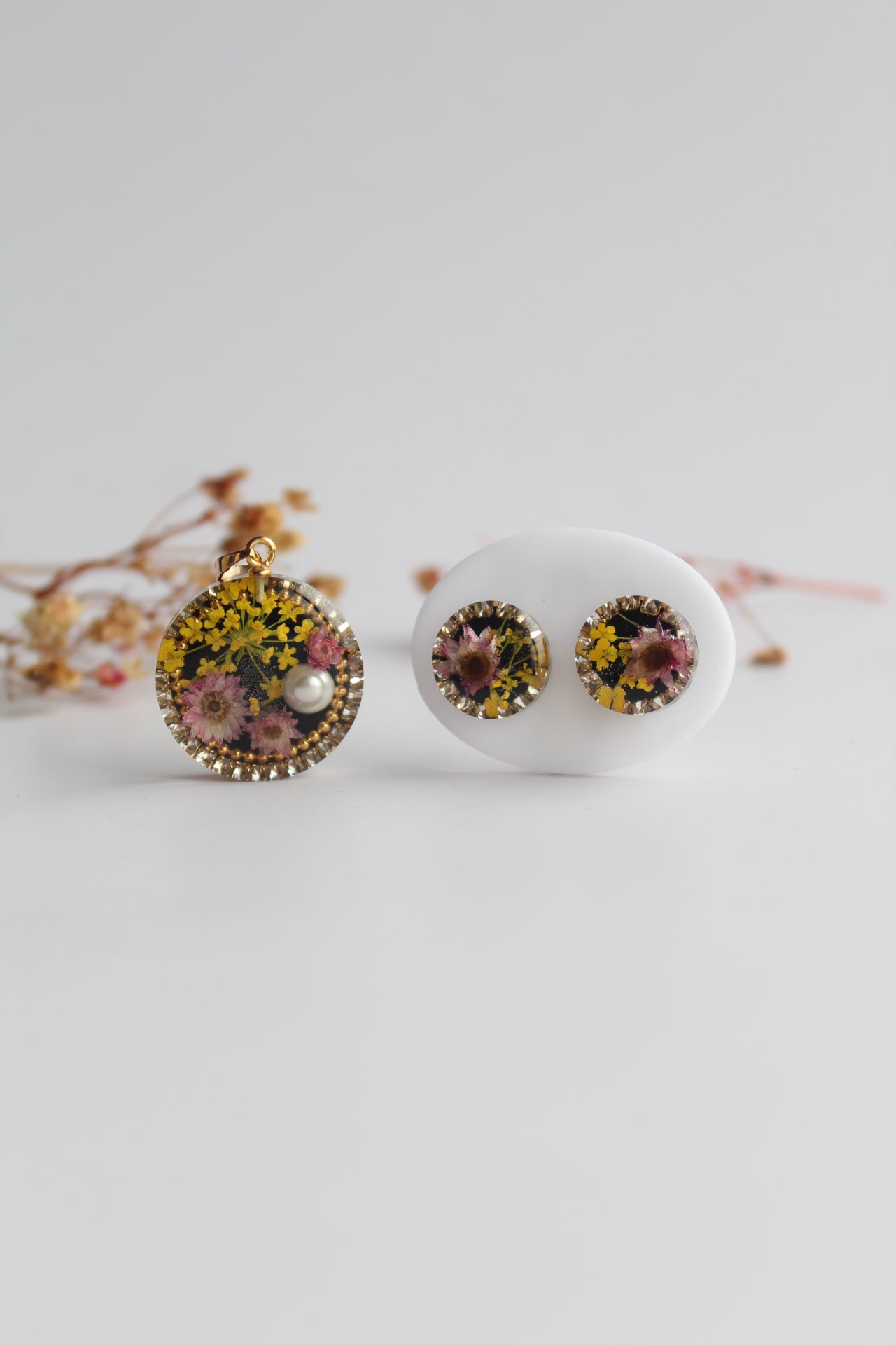 Round Shaped Inlaid himalayan daisy (mauve) and Queen Anne’s Lace (yellow) Dry flowers Pendant Set