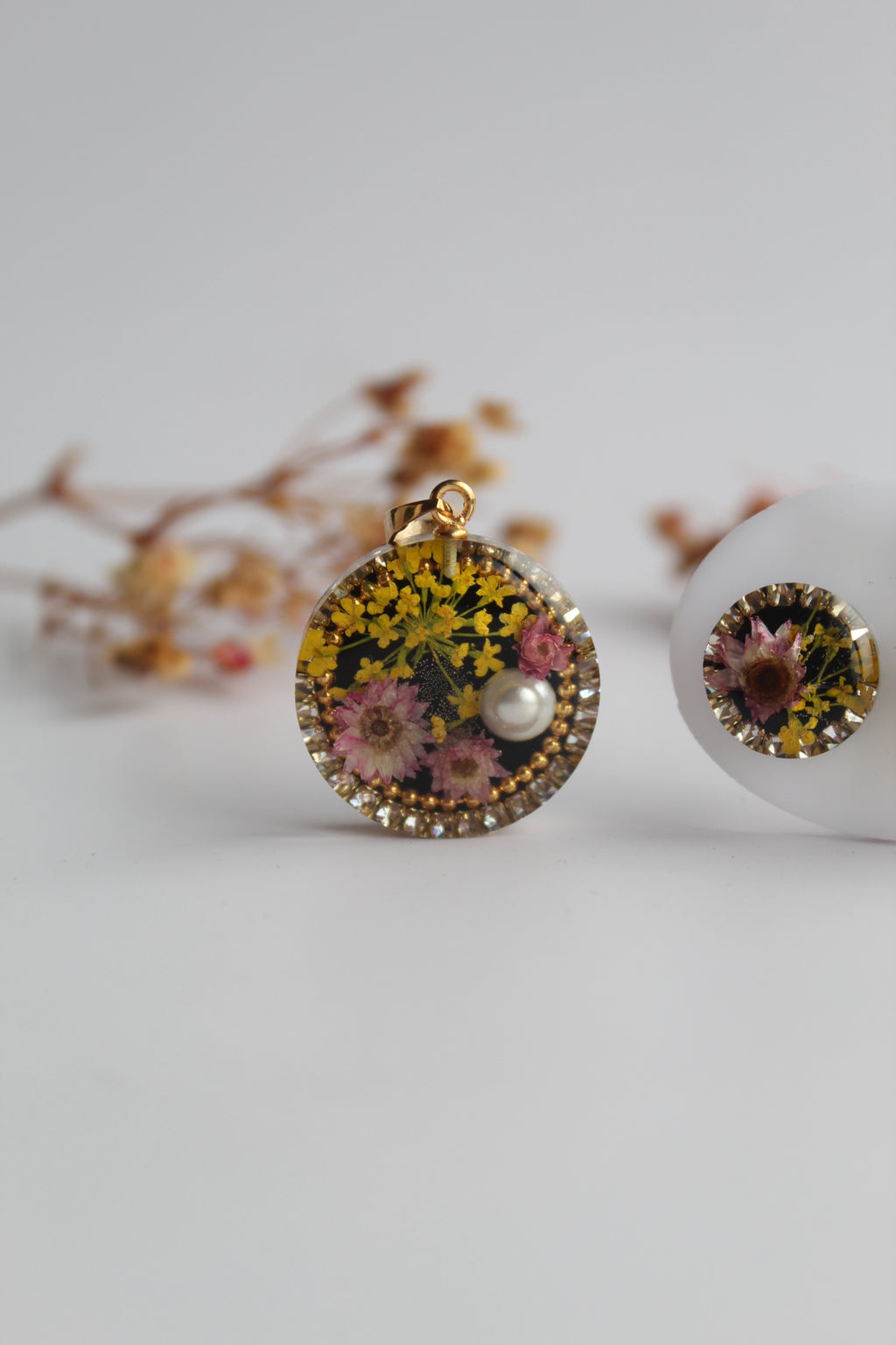 Round Shaped Inlaid himalayan daisy (mauve) and Queen Anne’s Lace (yellow) Dry flowers Pendant Set