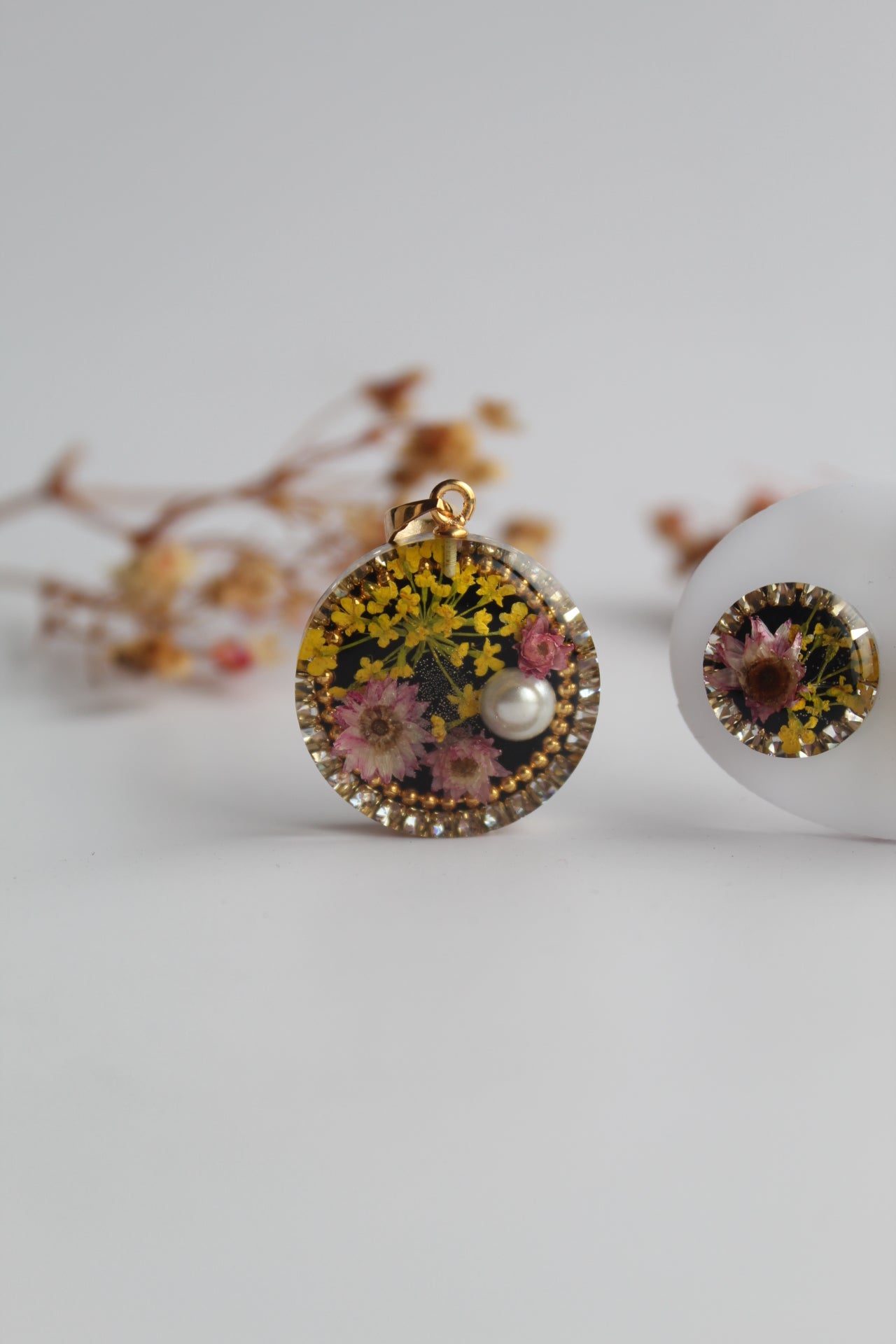Round Shaped Inlaid himalayan daisy (mauve) and Queen Anne’s Lace (yellow) Dry flowers Pendant Set