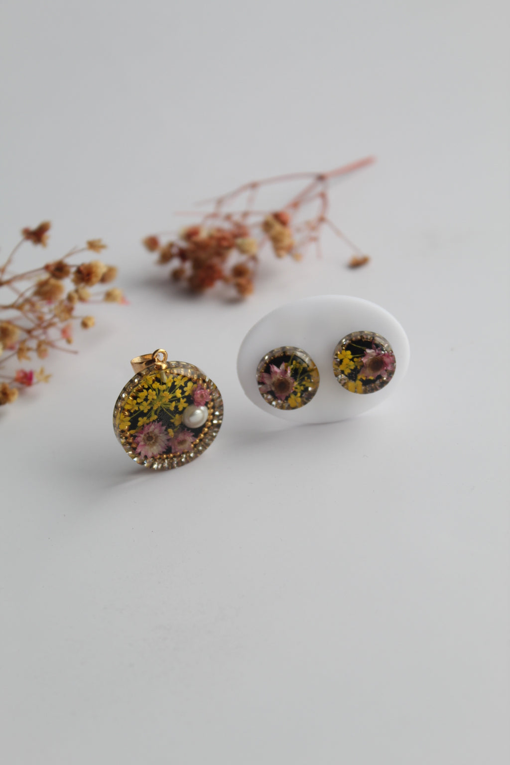 Round Shaped Inlaid himalayan daisy (mauve) and Queen Anne’s Lace (yellow) Dry flowers Pendant Set