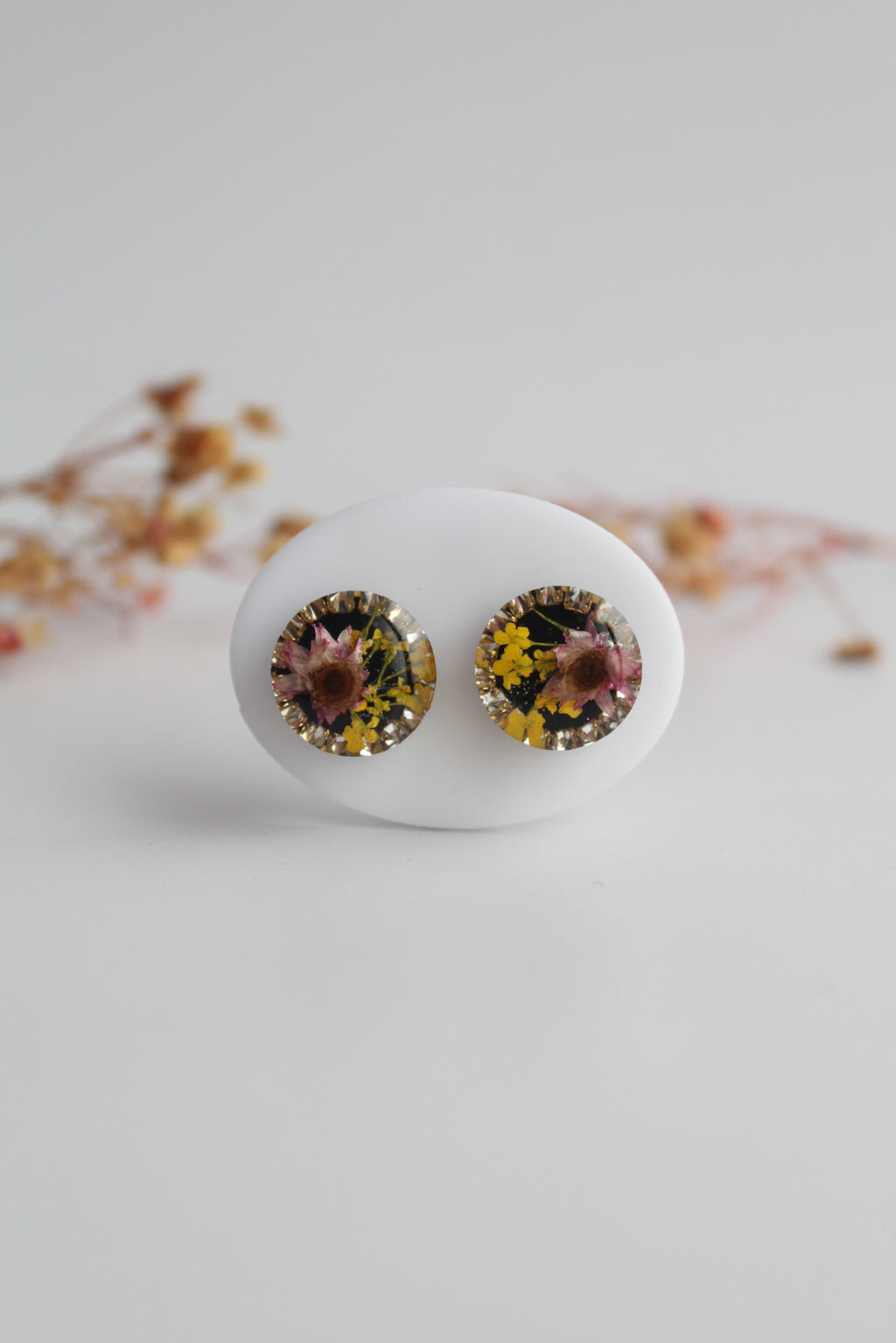 Round Shaped Inlaid himalayan daisy (mauve) and Queen Anne’s Lace (yellow) Dry flowers Pendant Set