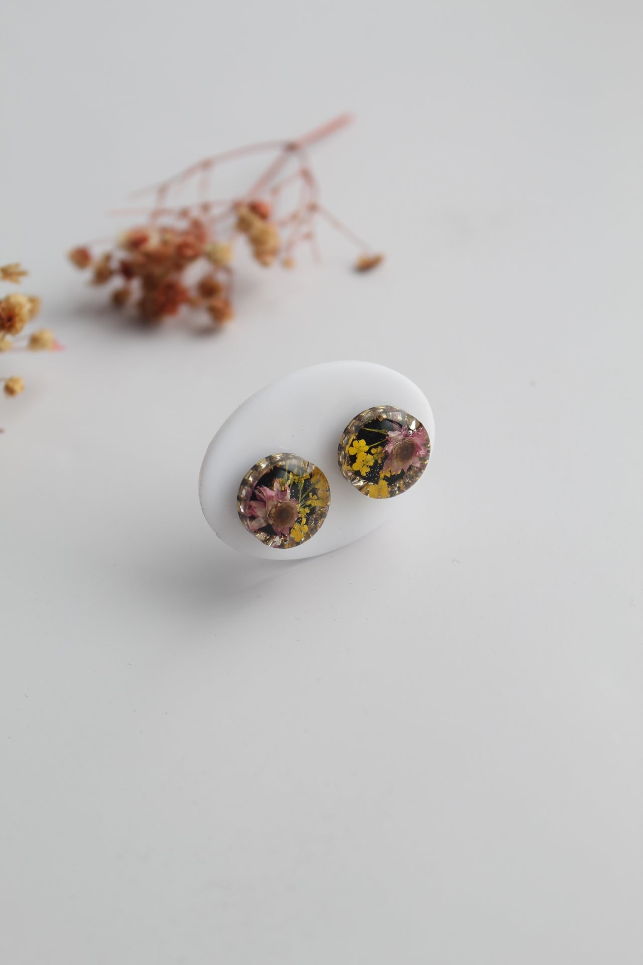 Round Shaped Inlaid himalayan daisy (mauve) and Queen Anne’s Lace (yellow) Dry flowers Pendant Set